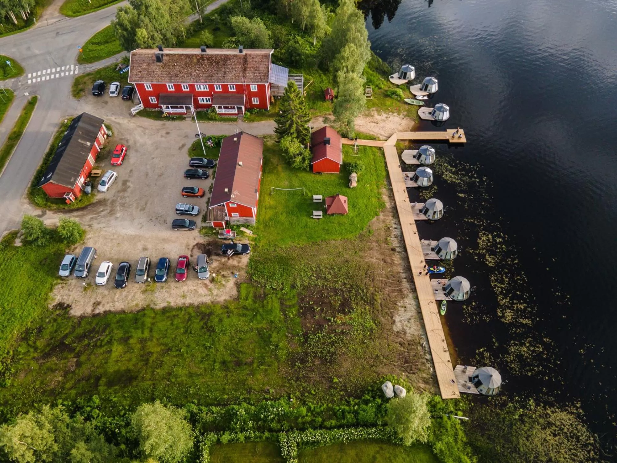 Summer in Arctic Guesthouse & Igloos