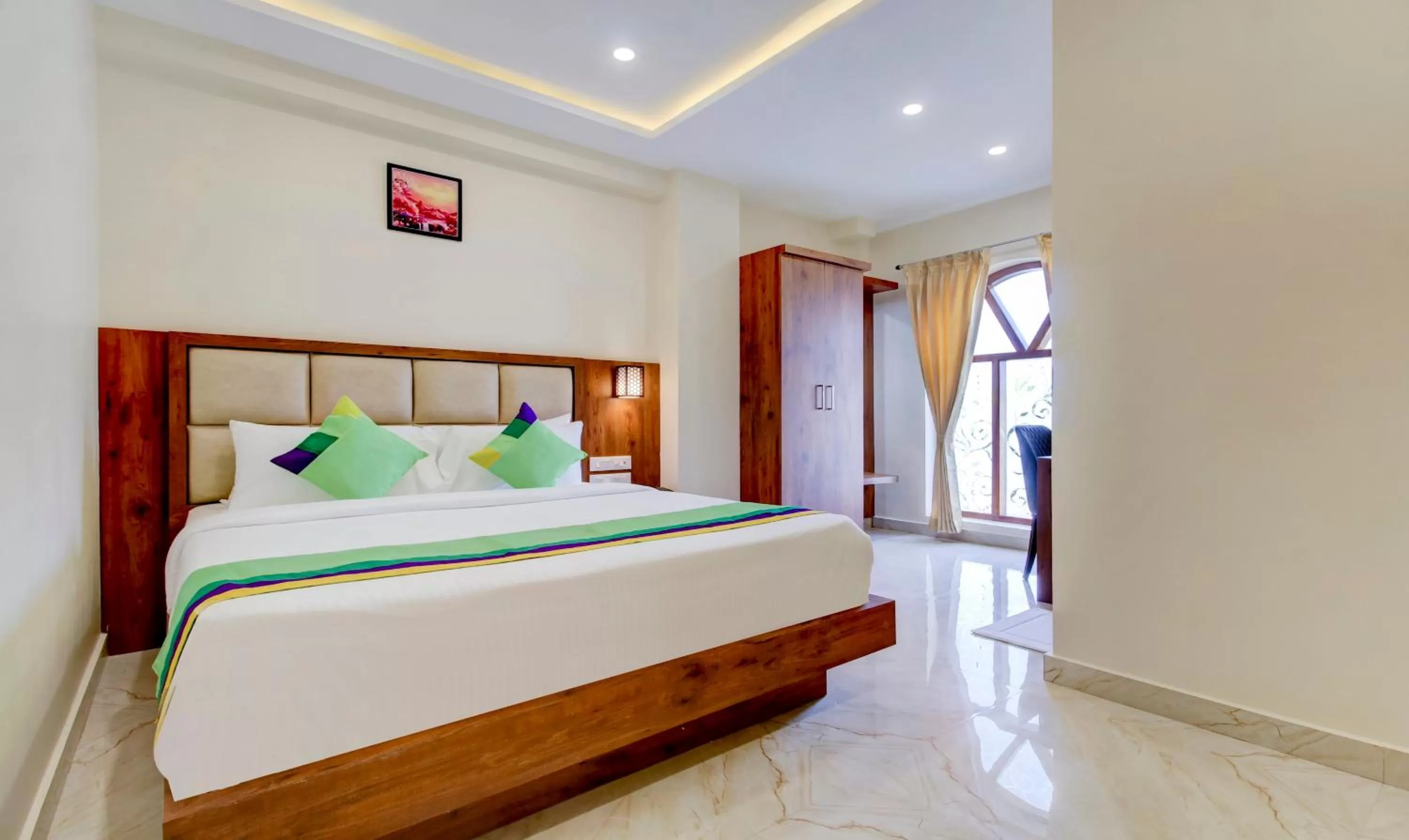 Bedroom, Bed in Treebo The Meridian, 10 Mins To Mahatma Gandhi Park