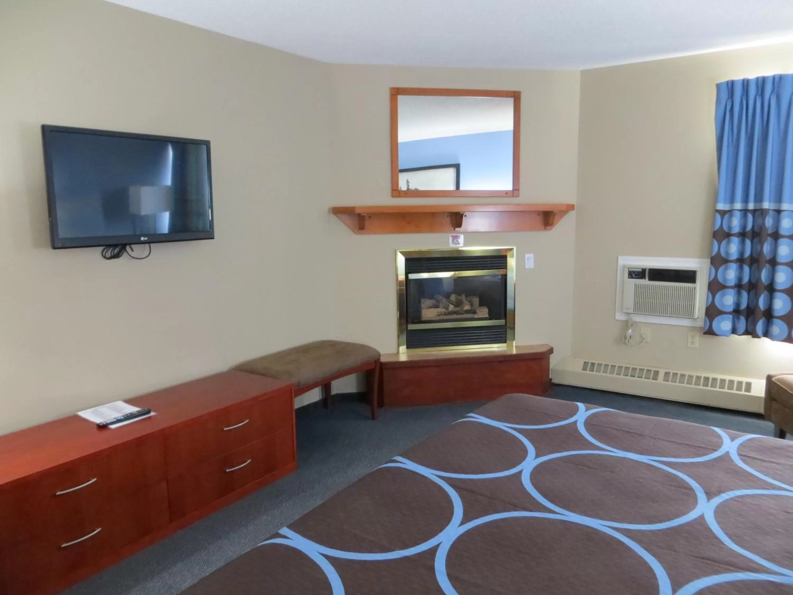 Bed in Super 8 by Wyndham Sherwood Park/Edmonton Area