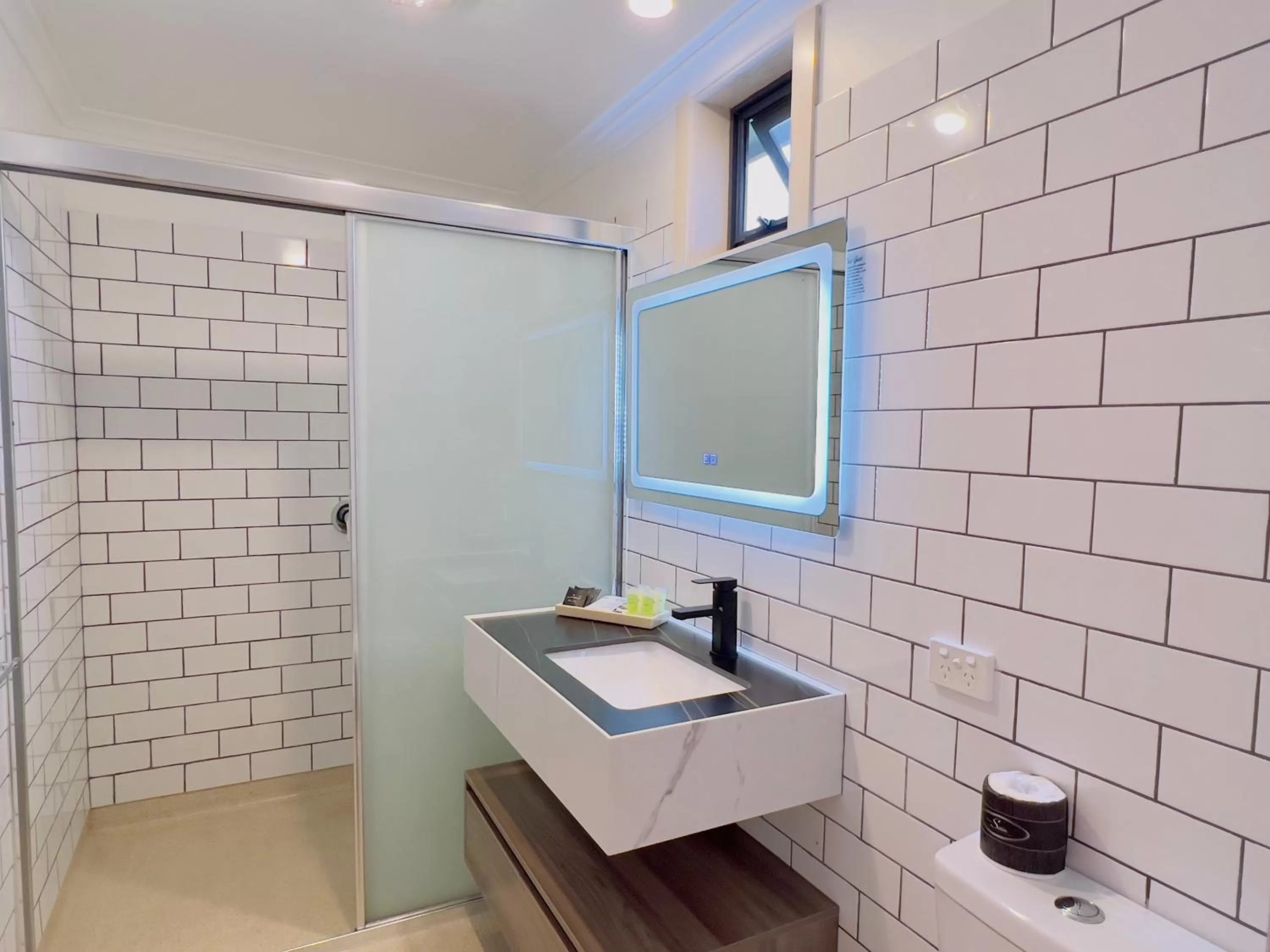 Bathroom in Sandpiper Motel Apollo Bay