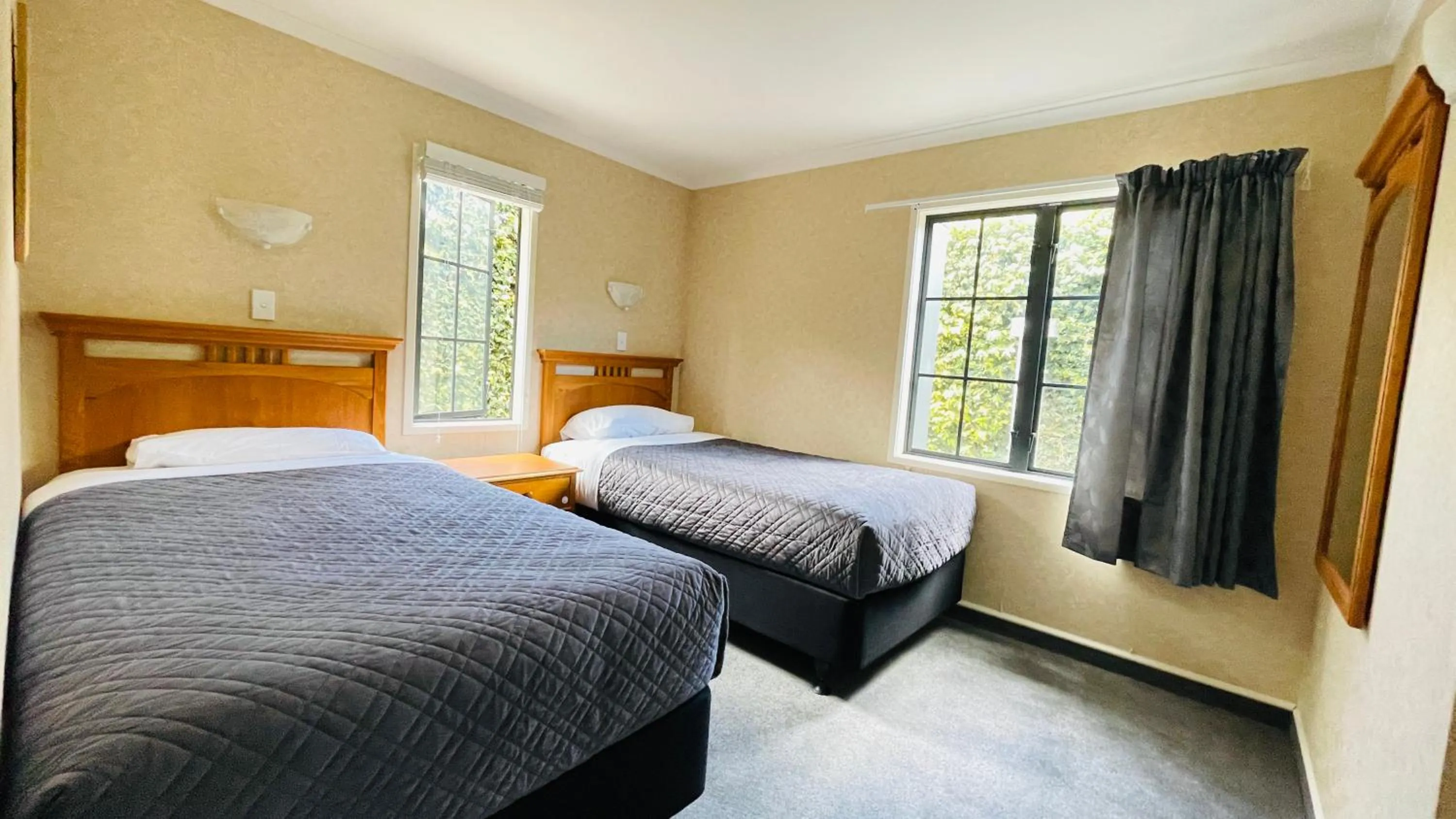 Photo of the whole room, Bed in City Suites