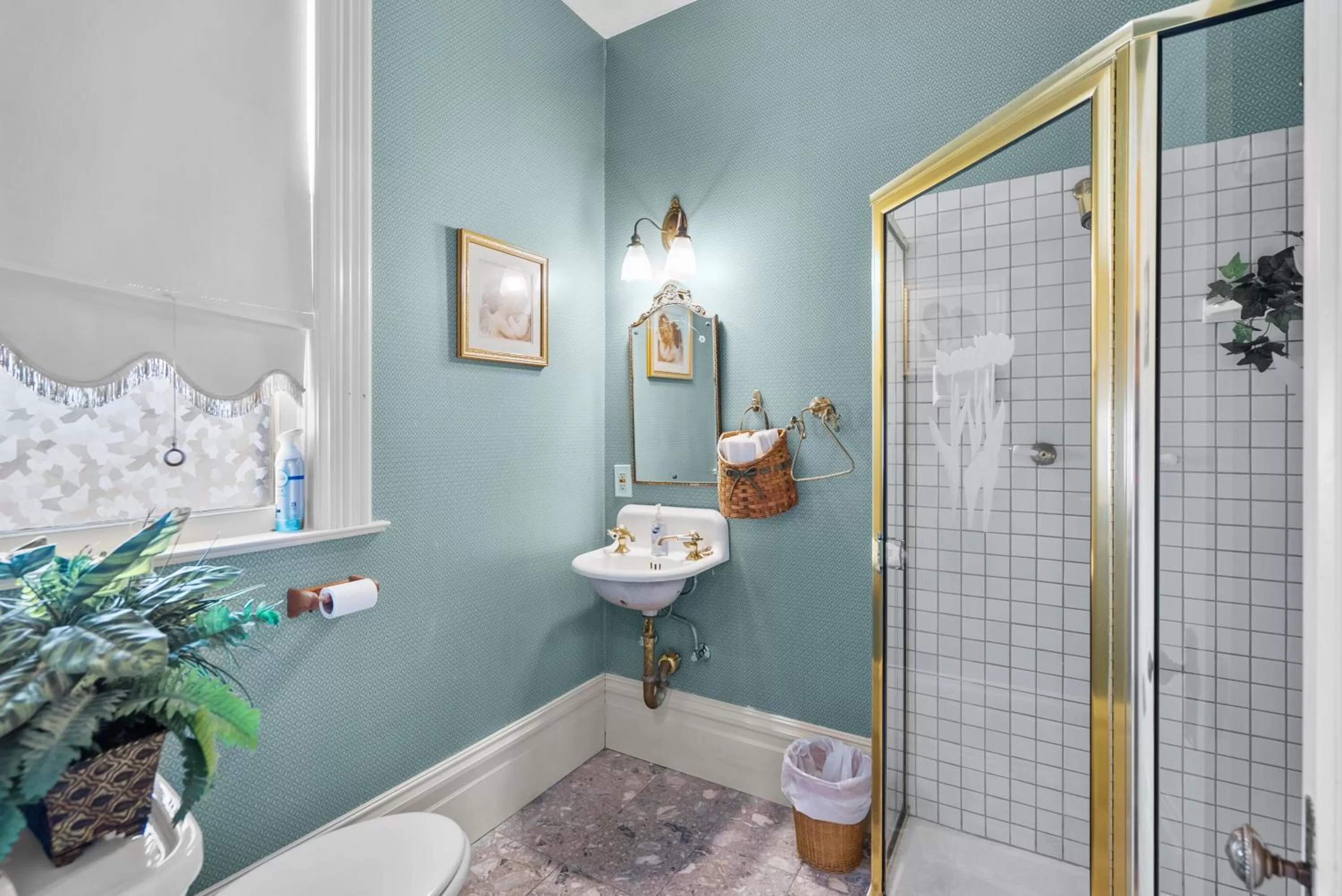 Bathroom in Hennessey House Bed and Breakfast