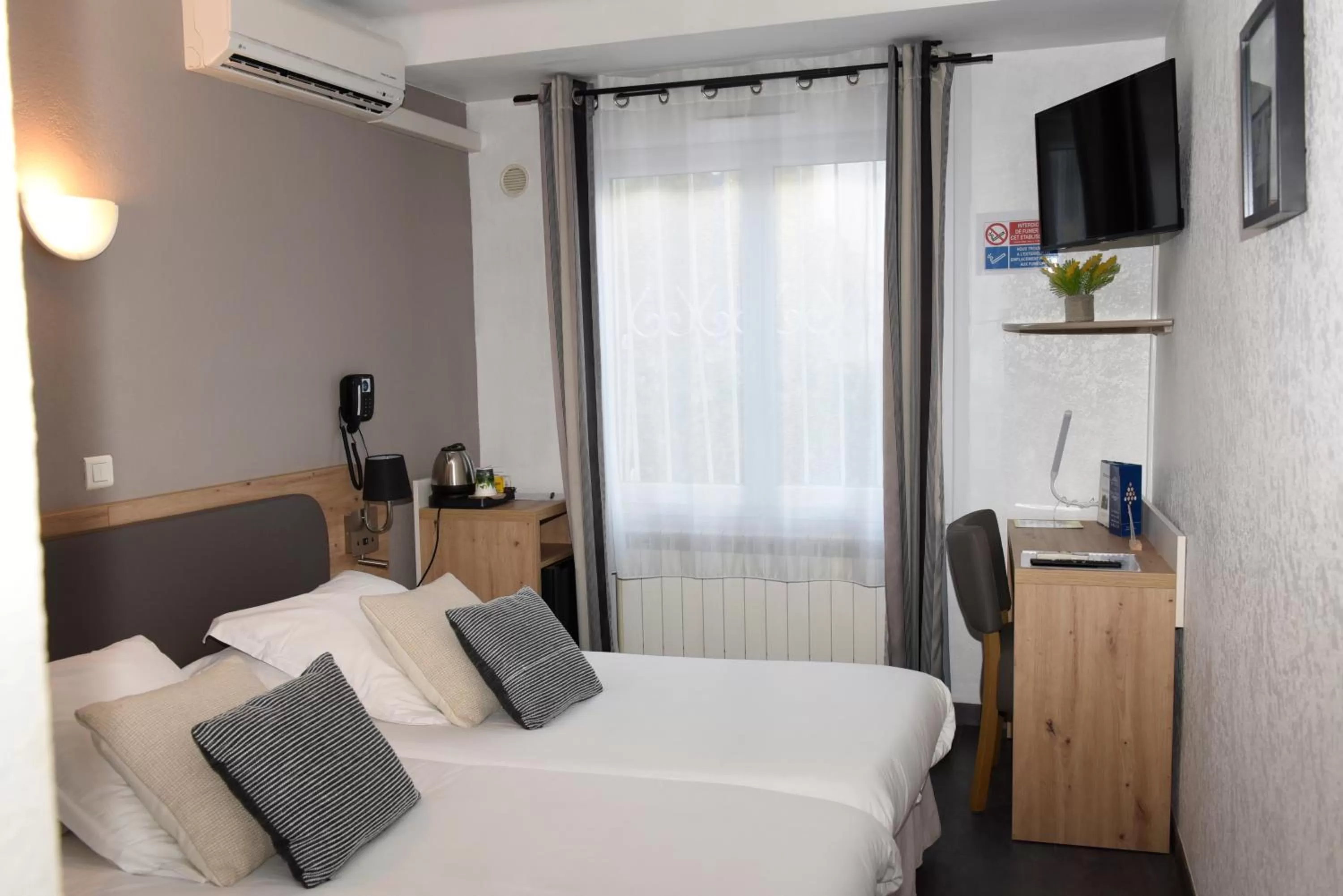 Bedroom in Azur Hôtel