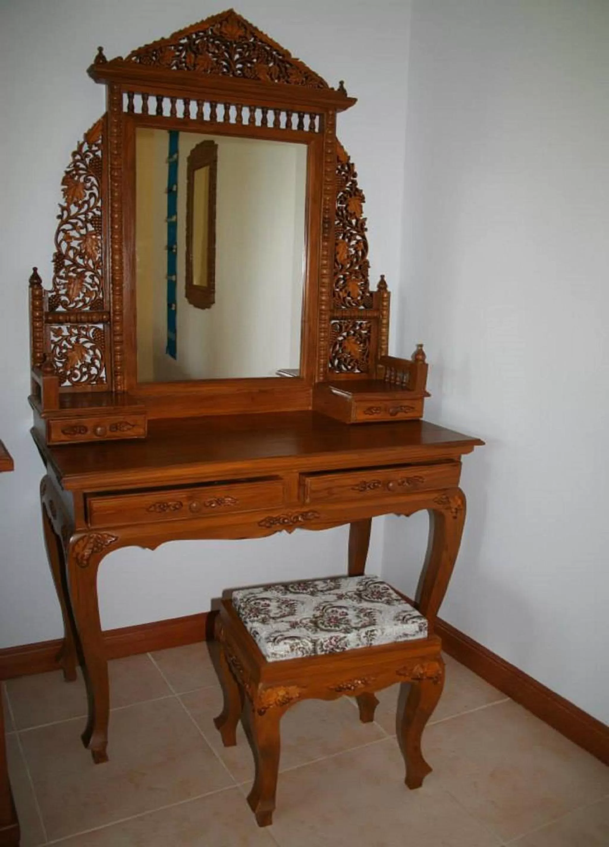 Decorative detail in Long Beach Inn