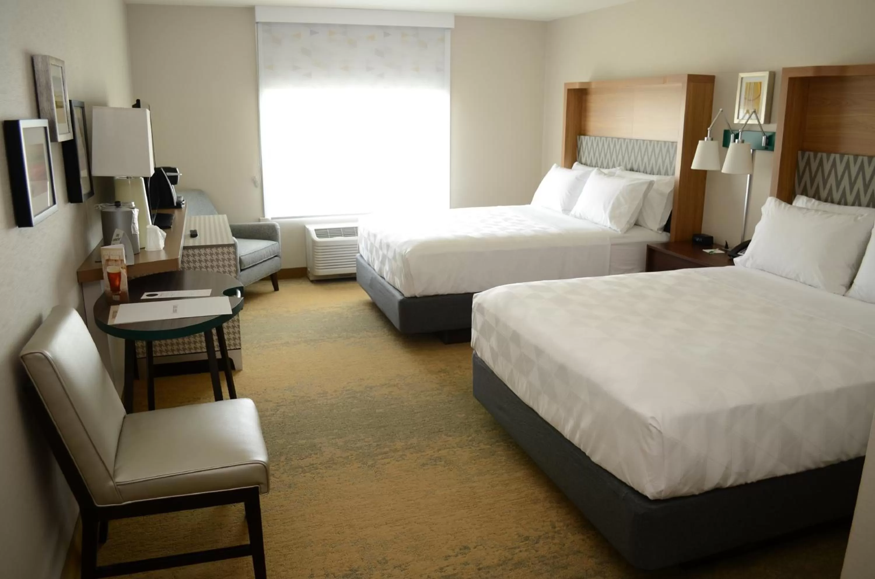 Photo of the whole room, Bed in Holiday Inn Edmonton South - Evario Events by IHG