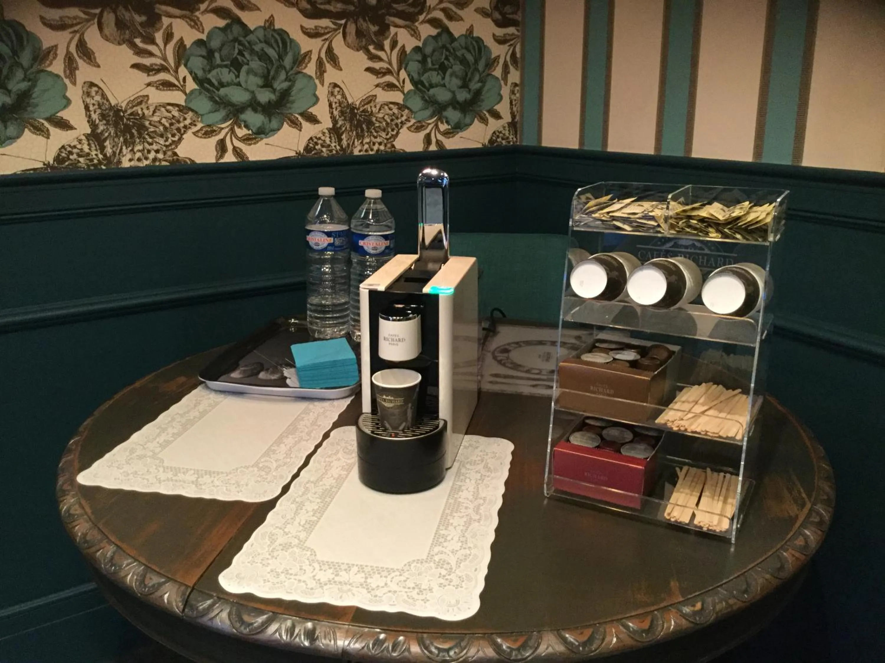 Coffee/tea facilities in Hôtel du Commerce