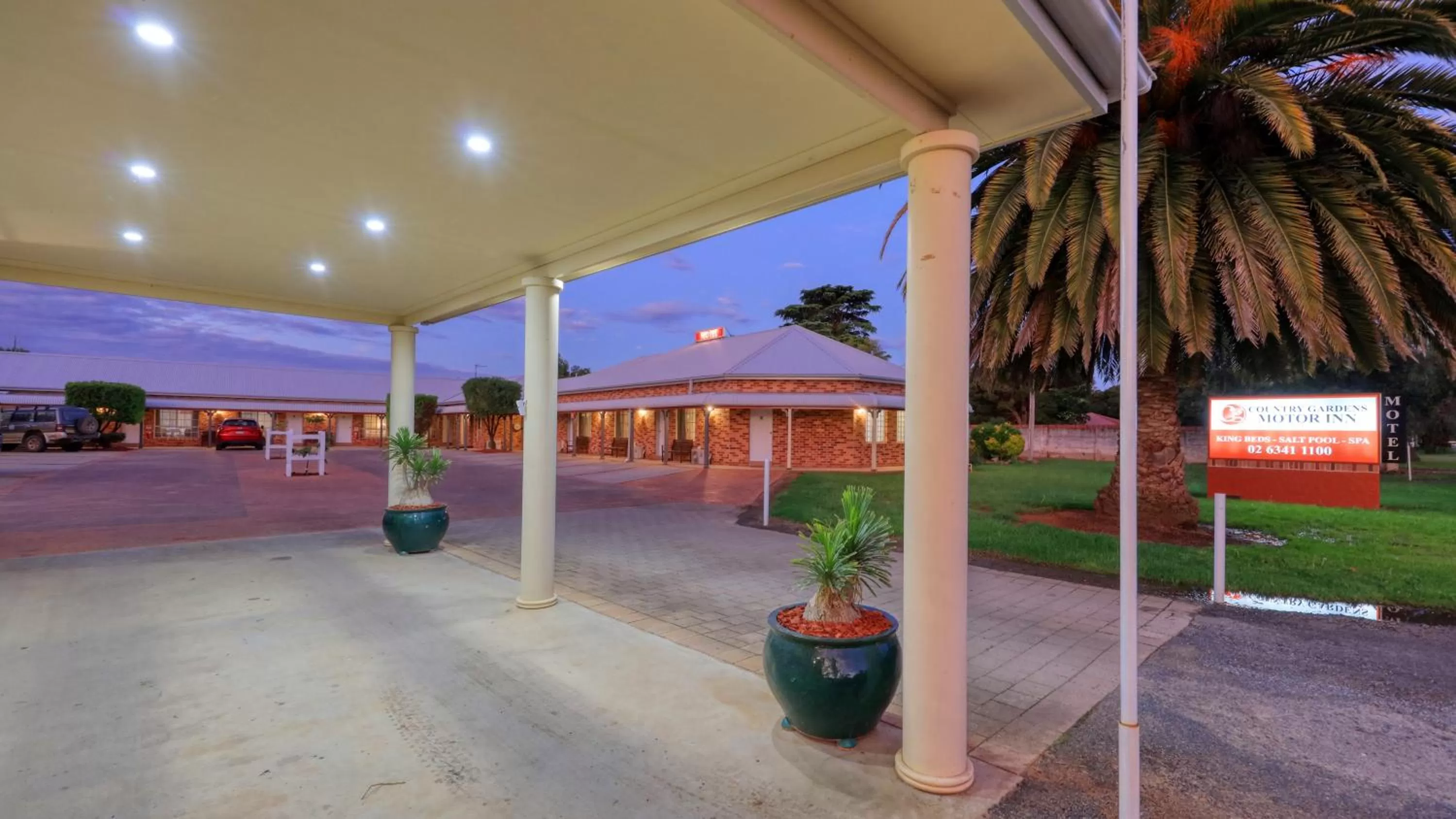 Facade/entrance in Country Gardens Motor Inn