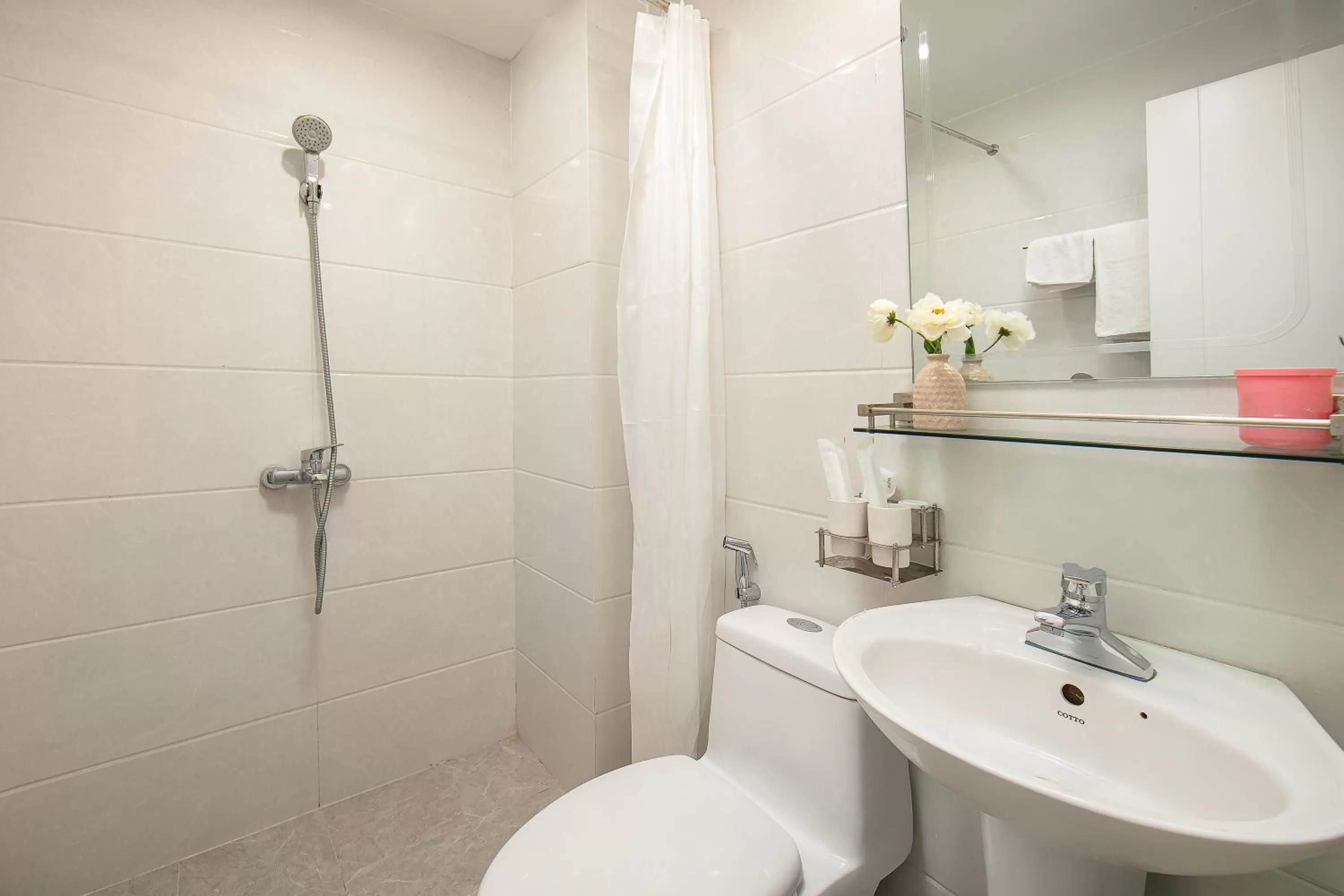 Toilet in Queen Cafe Hotel & Pub