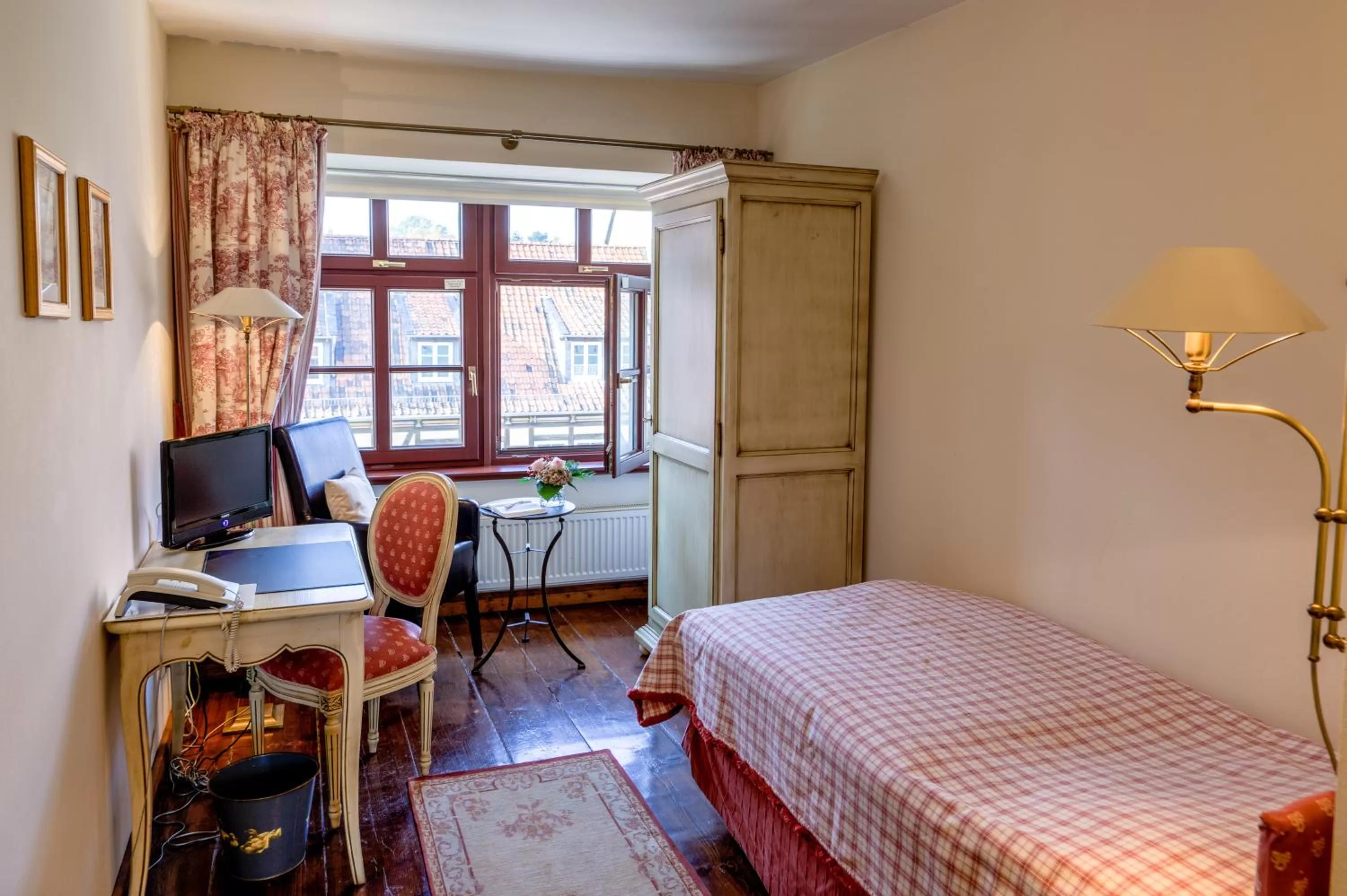 Photo of the whole room, Bed in Hotel Zum Bär