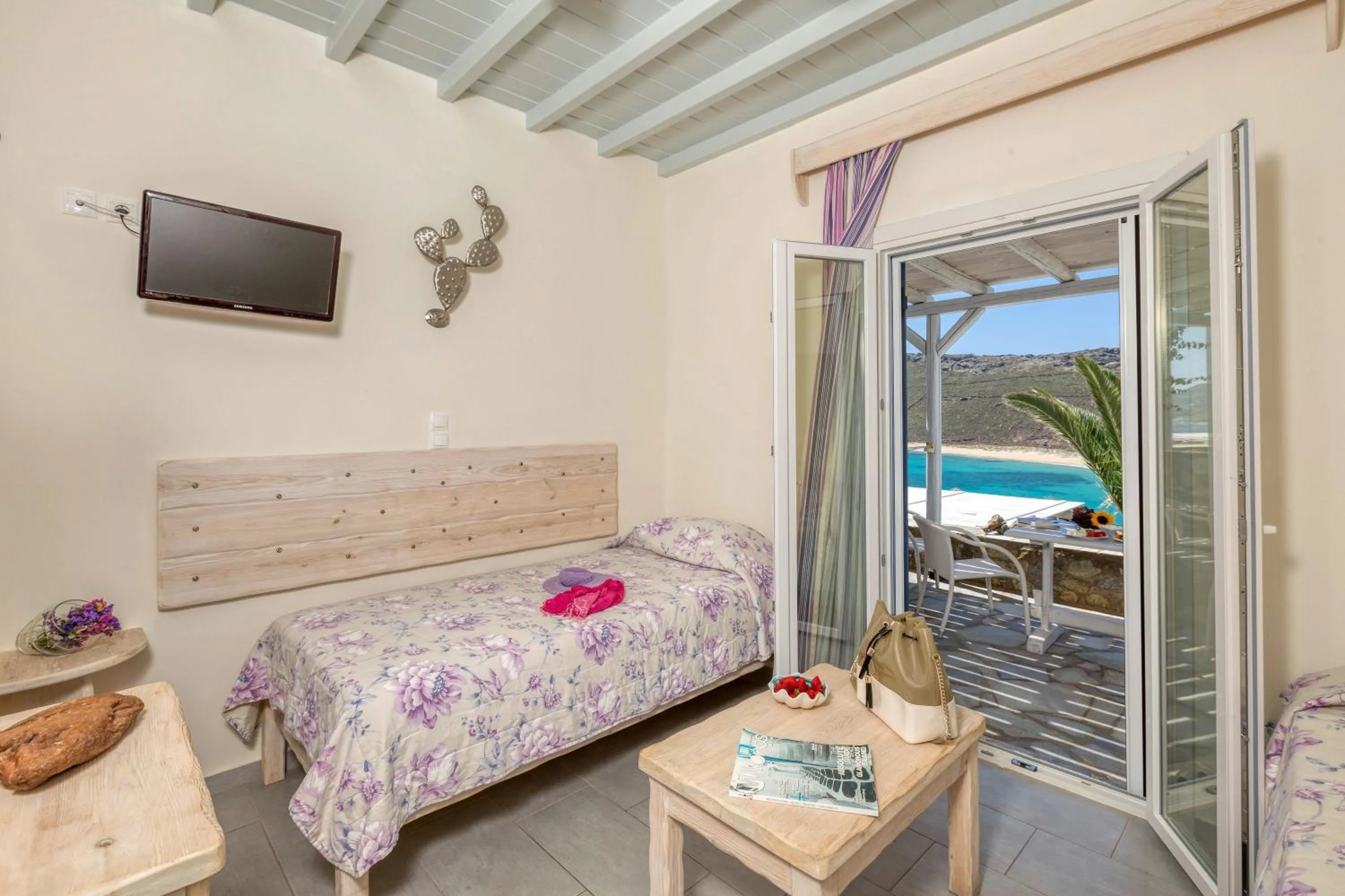 TV and multimedia, Bed in Panormos Village Hotel