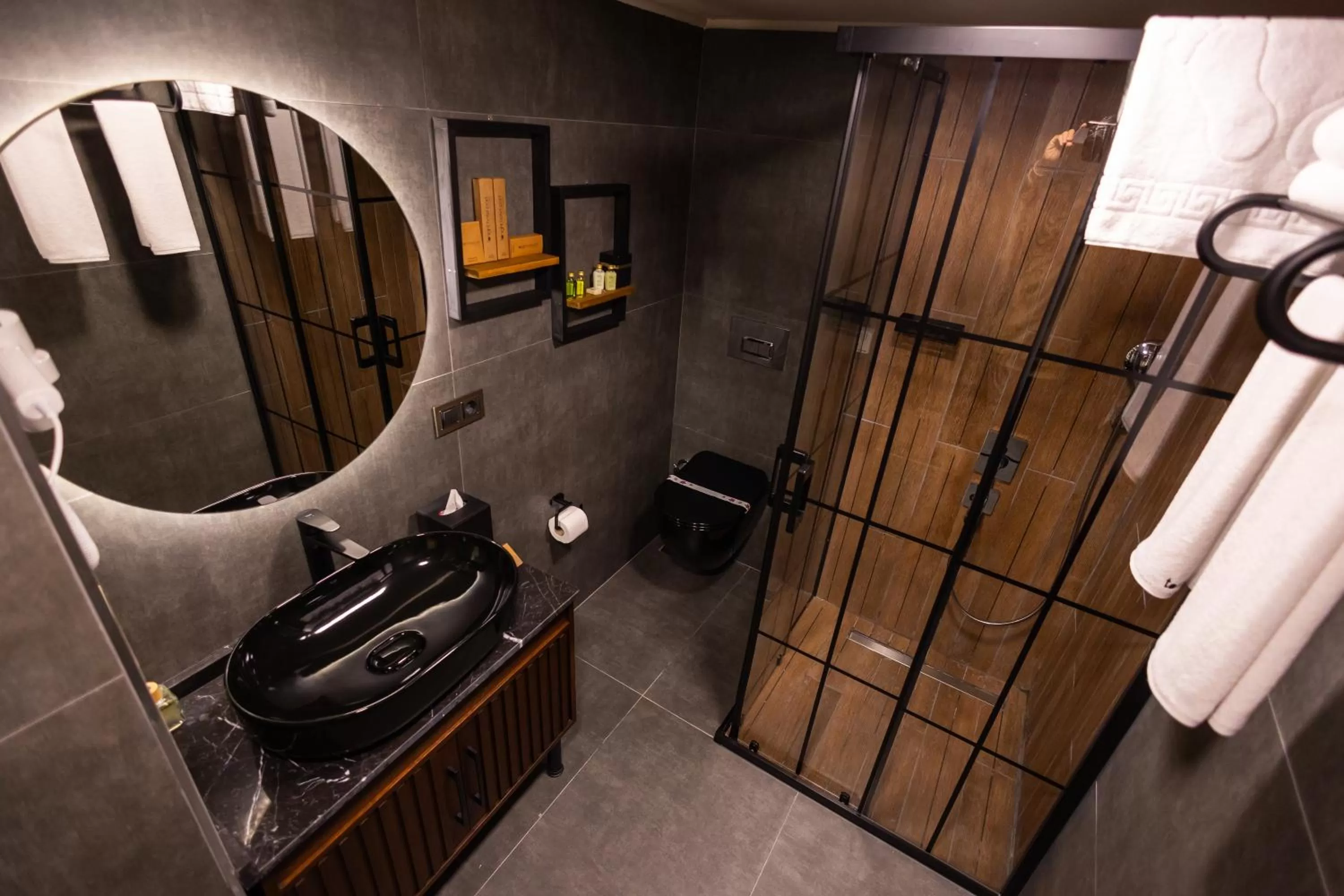 Shower in Tonight Hotel Port