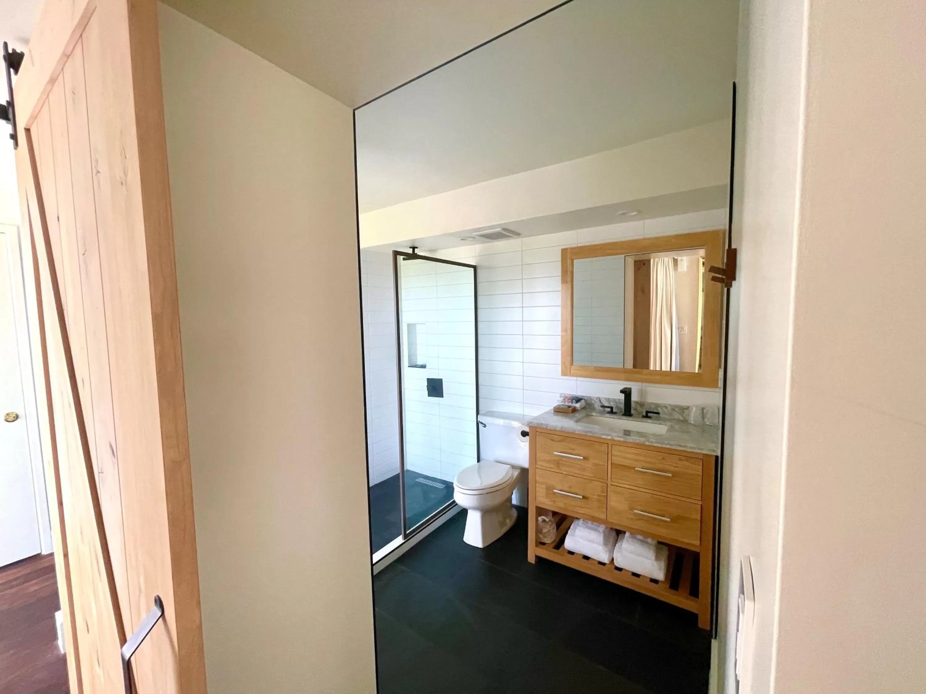 Bathroom, Bed in Hotel La Croix