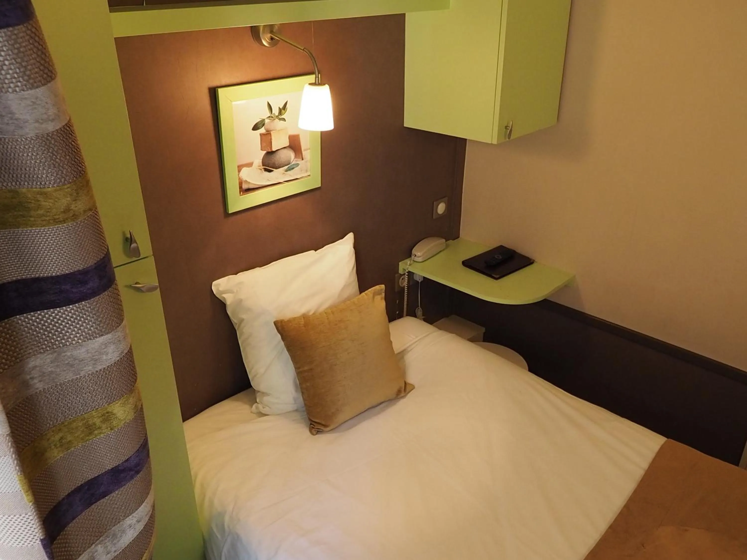 Bedroom, Bed in Hôtel du Dauphin