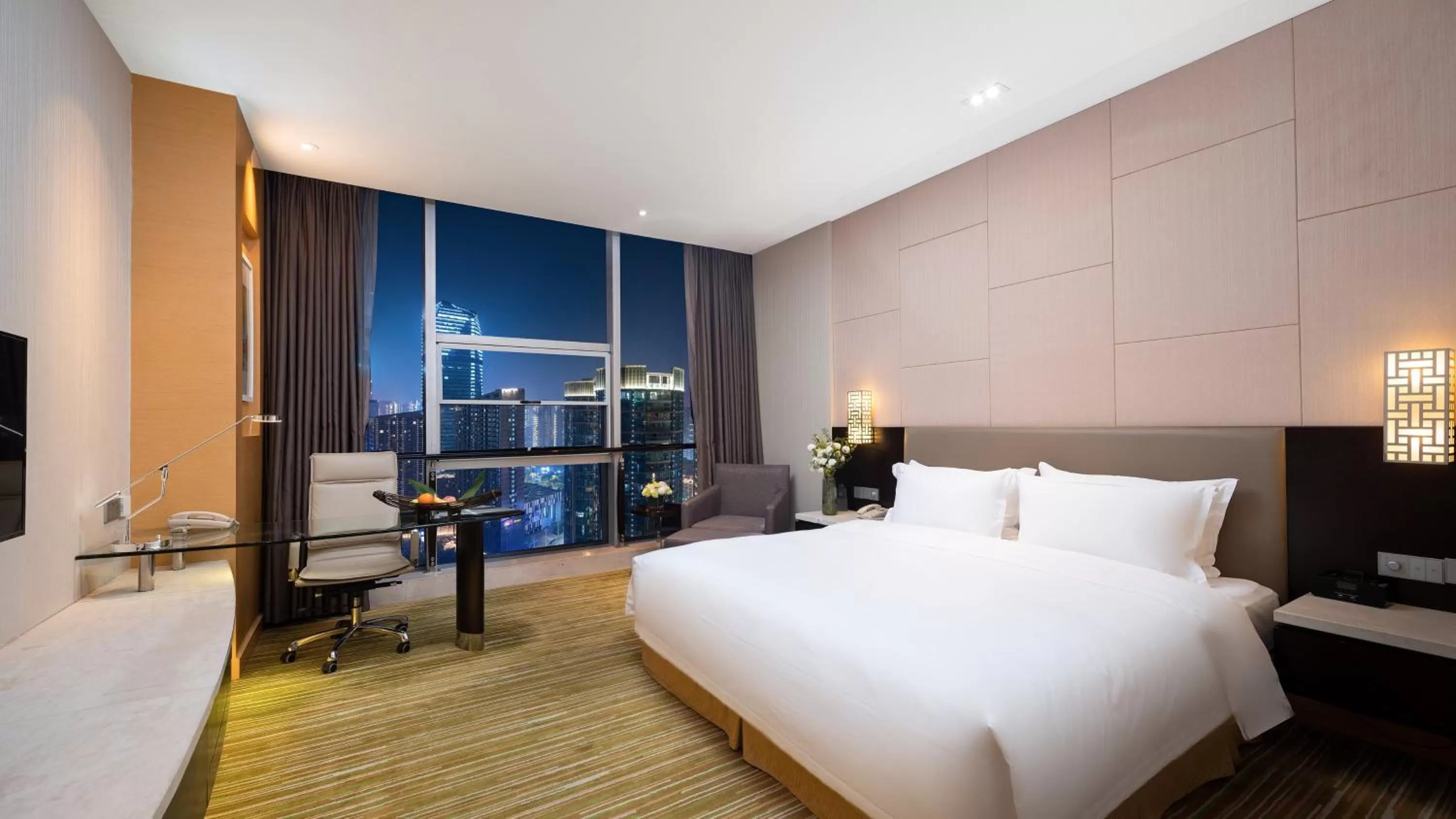 Photo of the whole room, Bed in Holiday Inn Nanchang Riverside by IHG