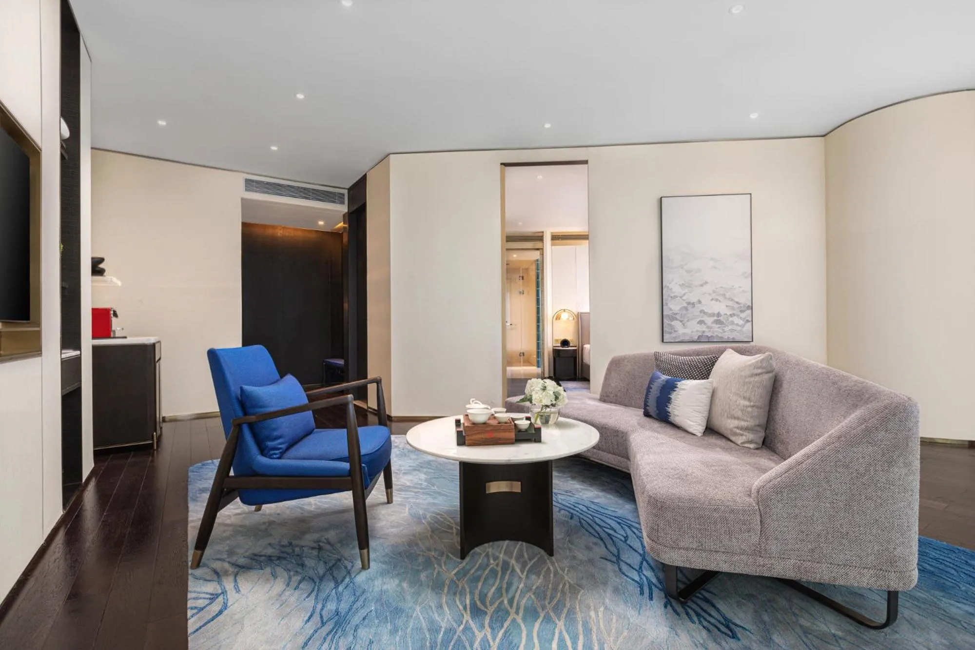 Living room in HUALUXE Shanghai Changfeng Park by IHG