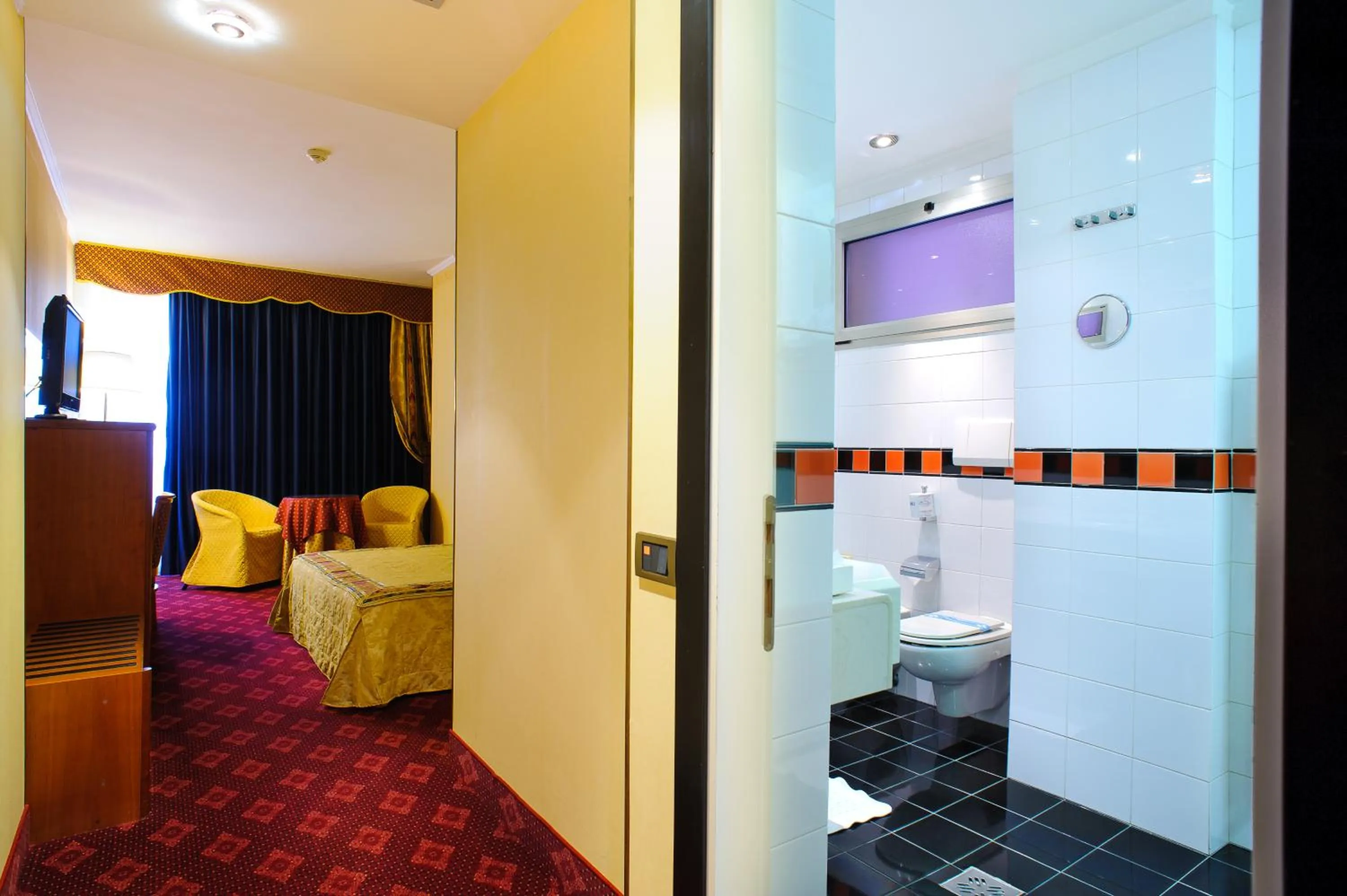 Bathroom in Admiral Art Hotel