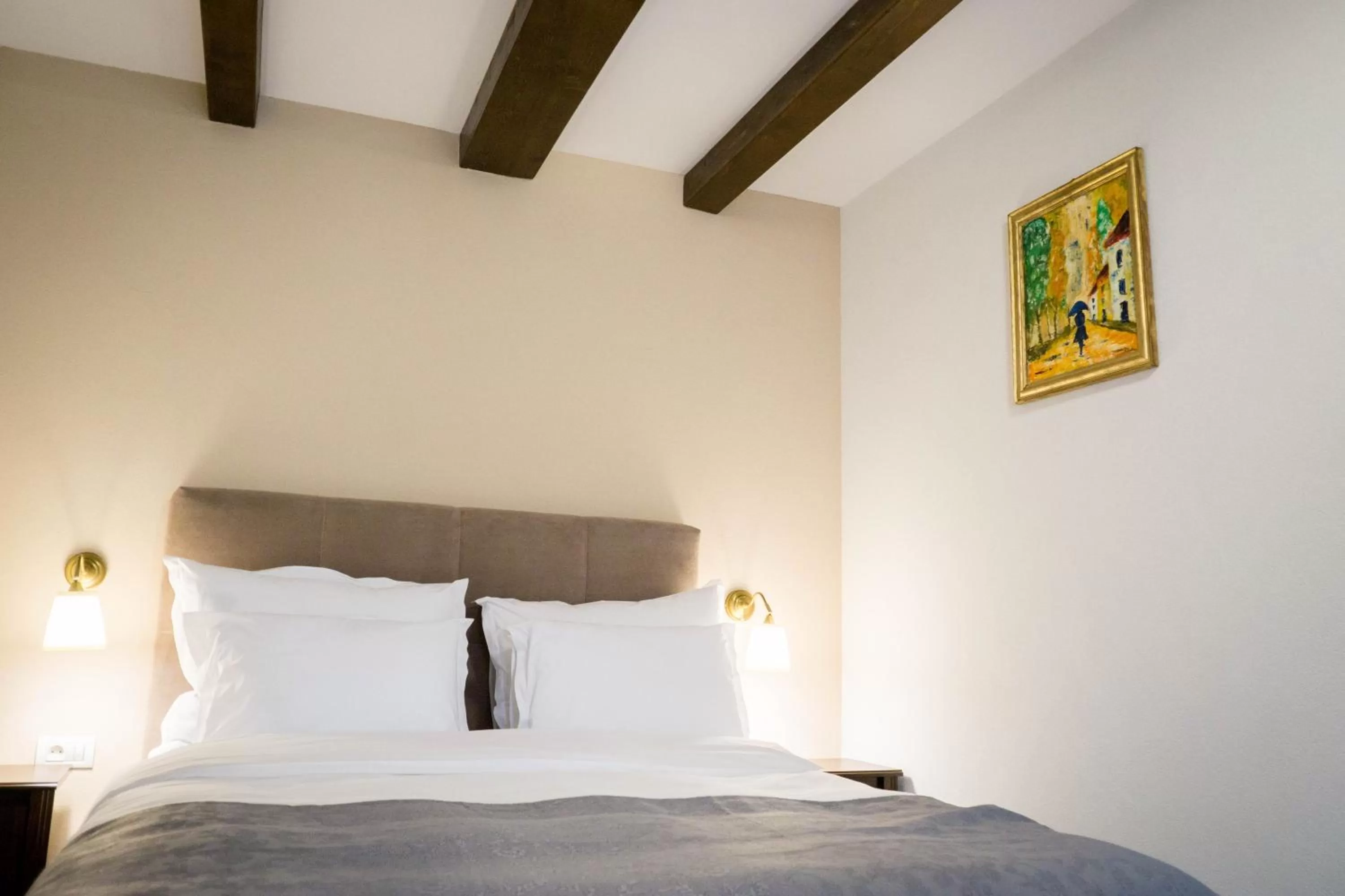 Photo of the whole room, Bed in Nest