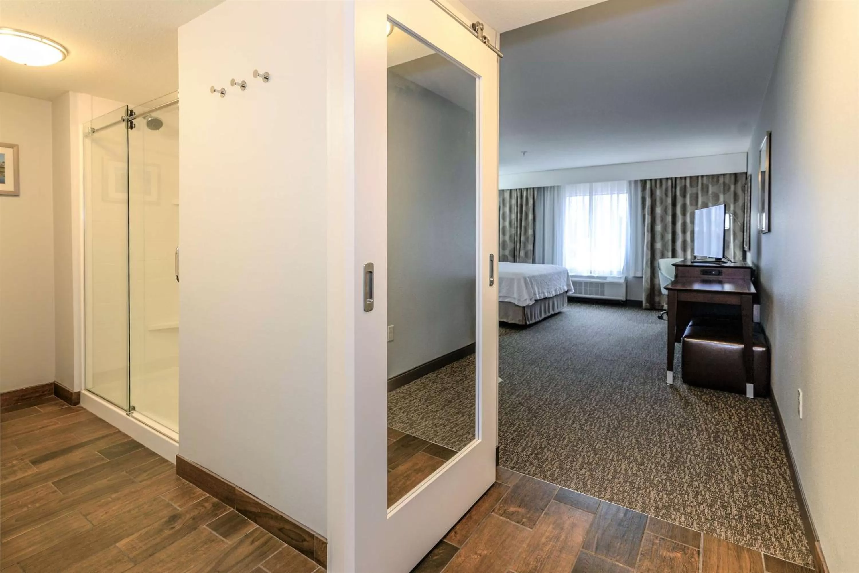 Bathroom, Bed in Hampton Inn Brighton Mi