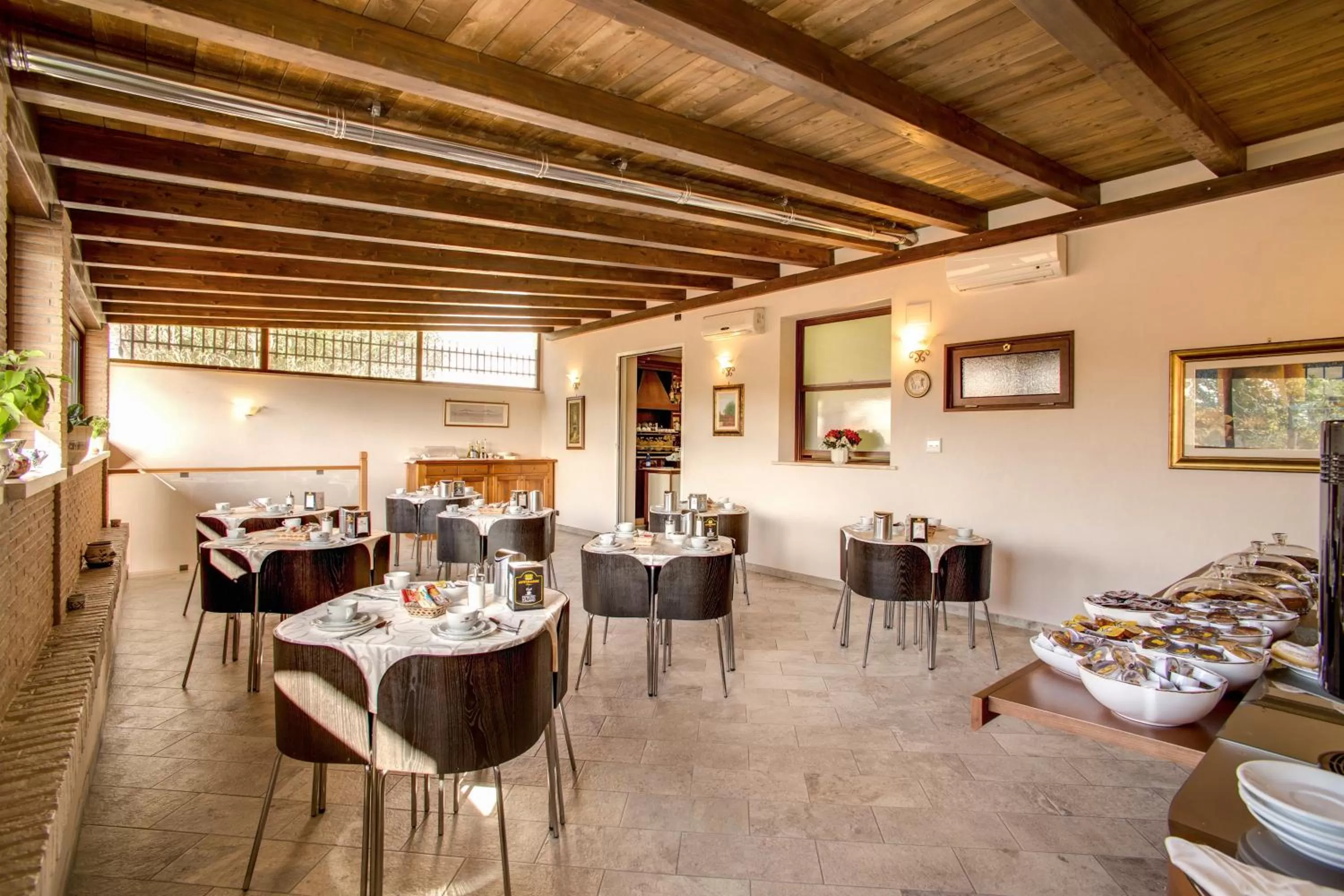 Restaurant/places to eat in Hotel Roma Tiburtina Metro