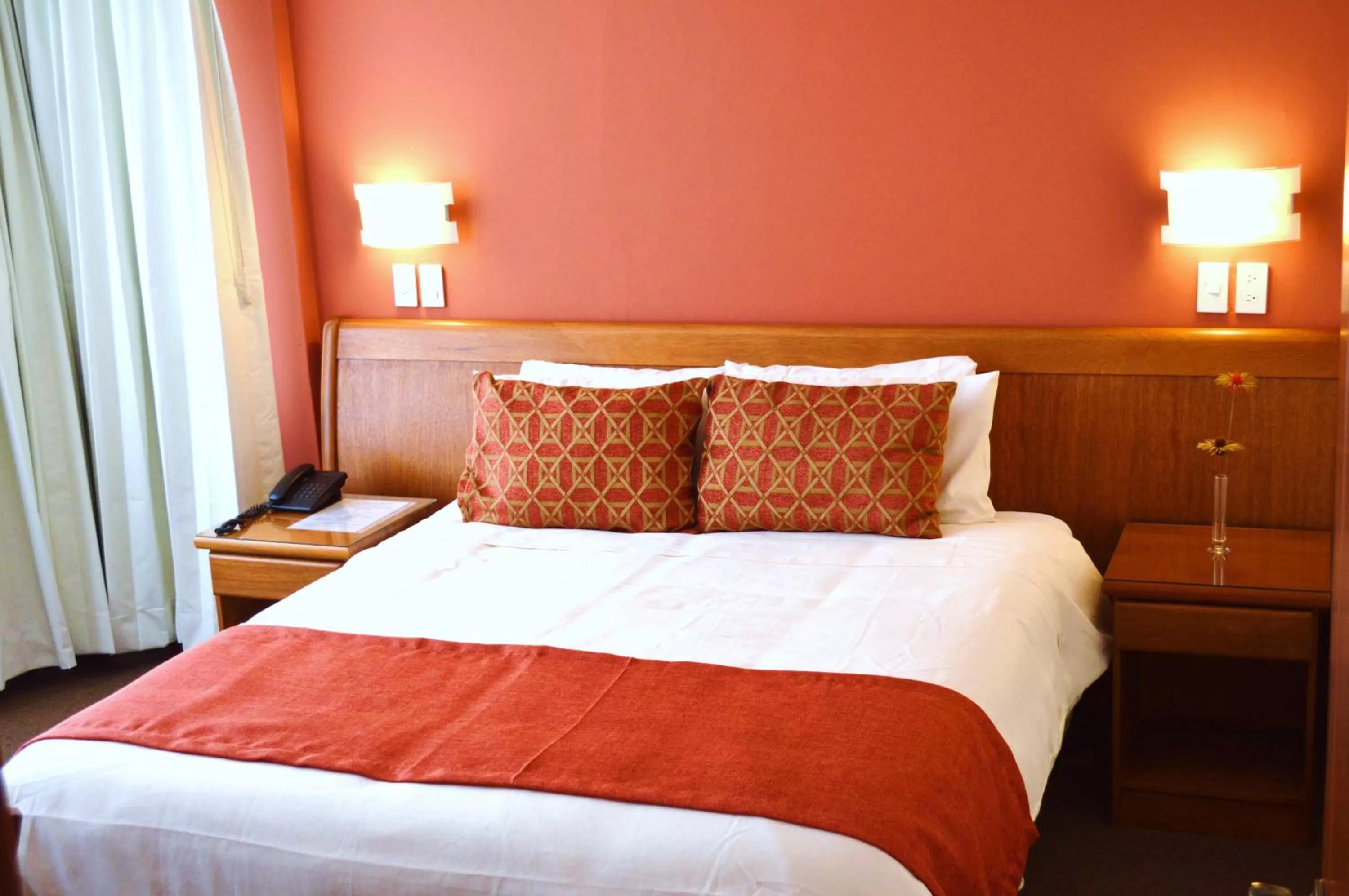 Photo of the whole room, Bed in La Carolina Inn