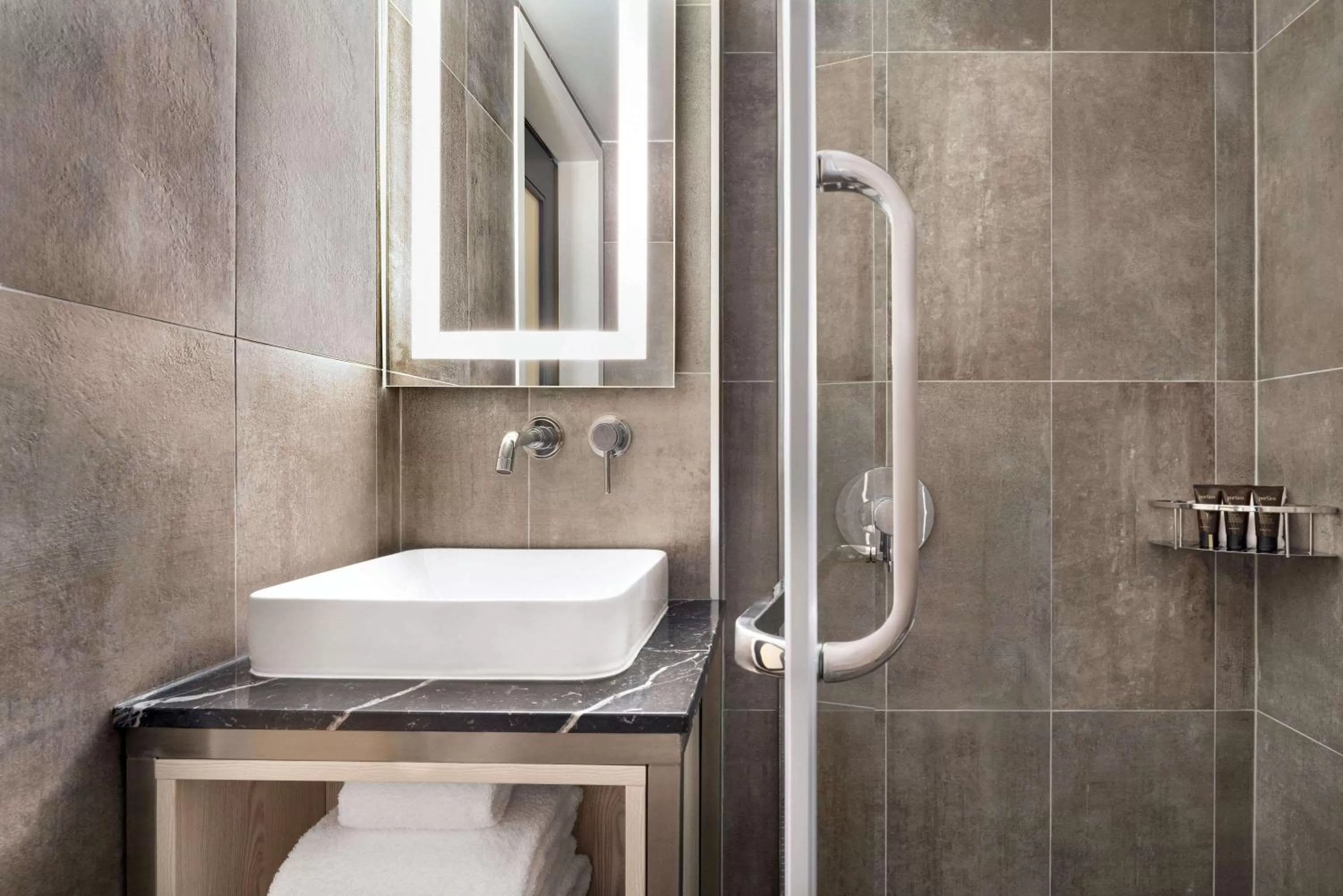 Shower in Wingate by Wyndham New York Midtown South/5th Ave