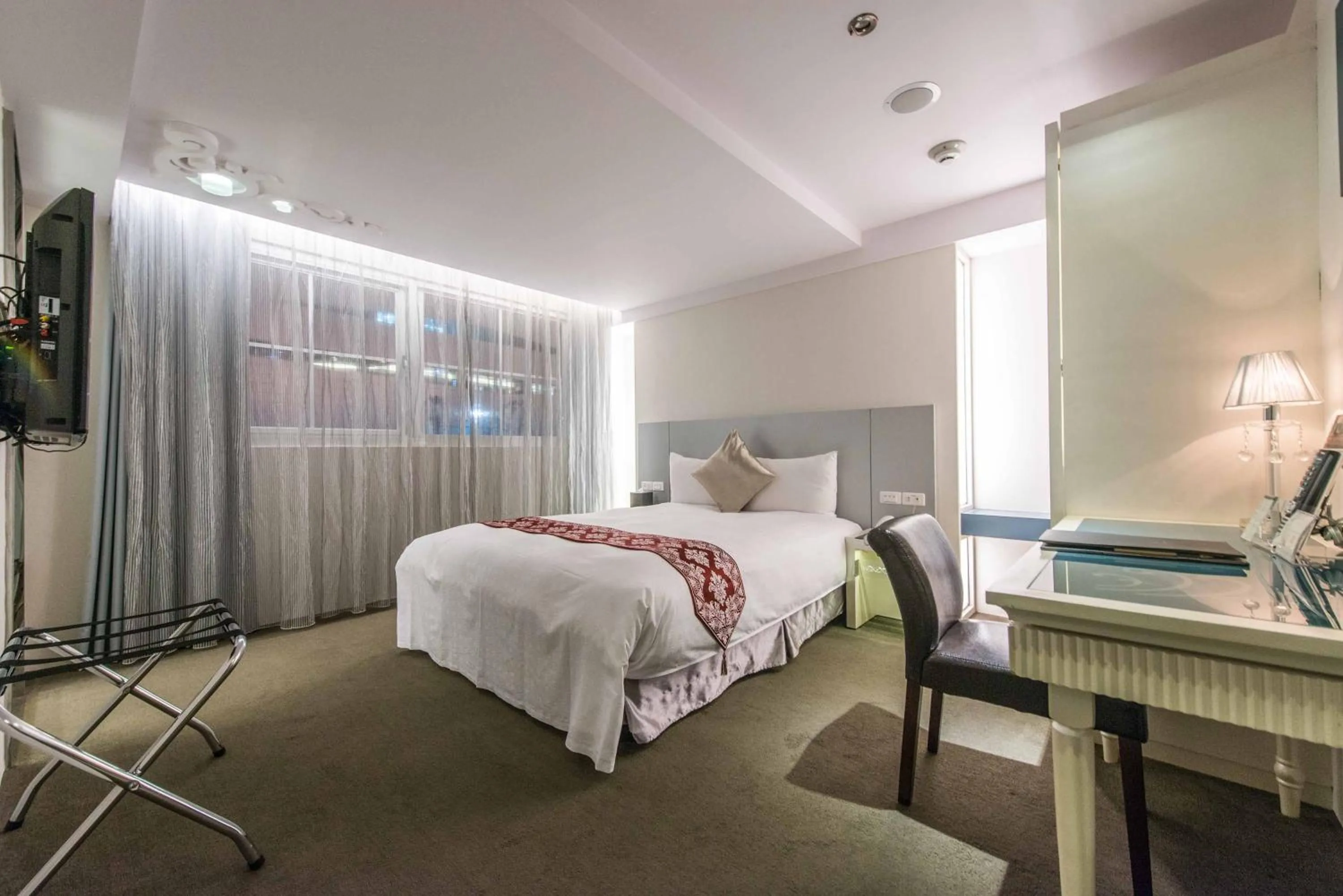 Photo of the whole room, Bed in Forward Hotel Taipei Nangang