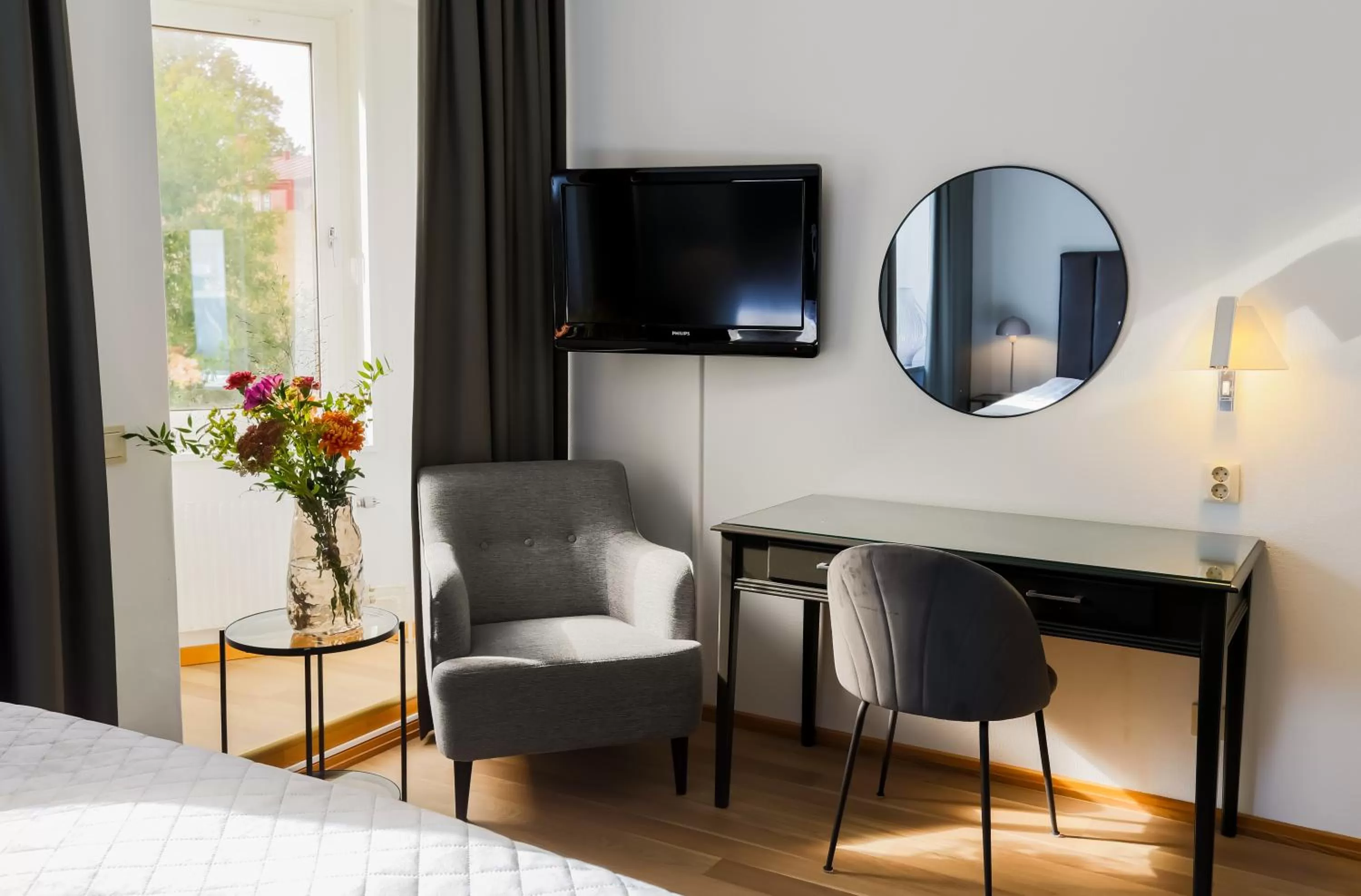 Seating area, Bed in Home Hotel Cardinal