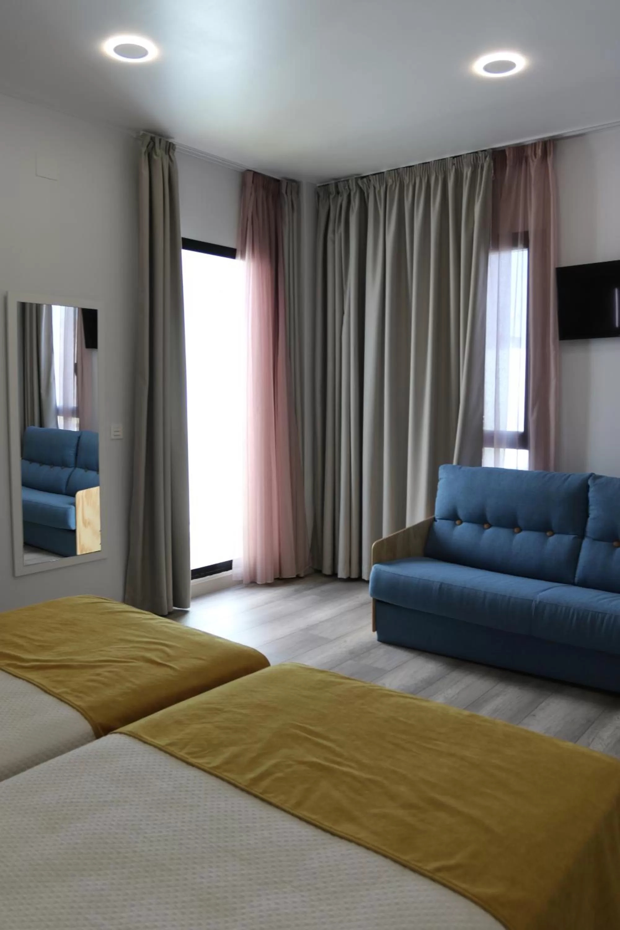 Bedroom, Seating Area in Hotel Leo