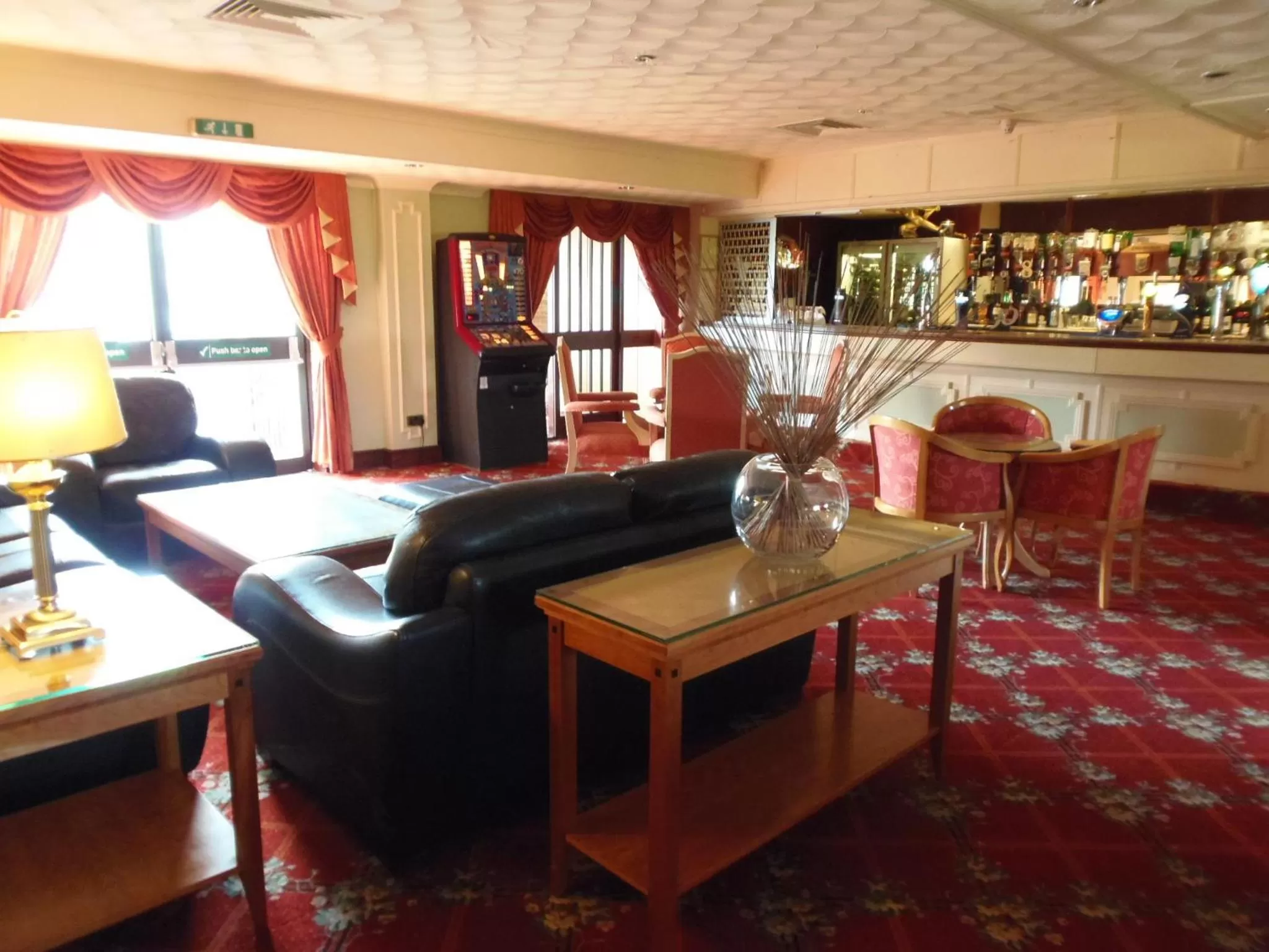 Lounge or bar in Lakeside International Hotel