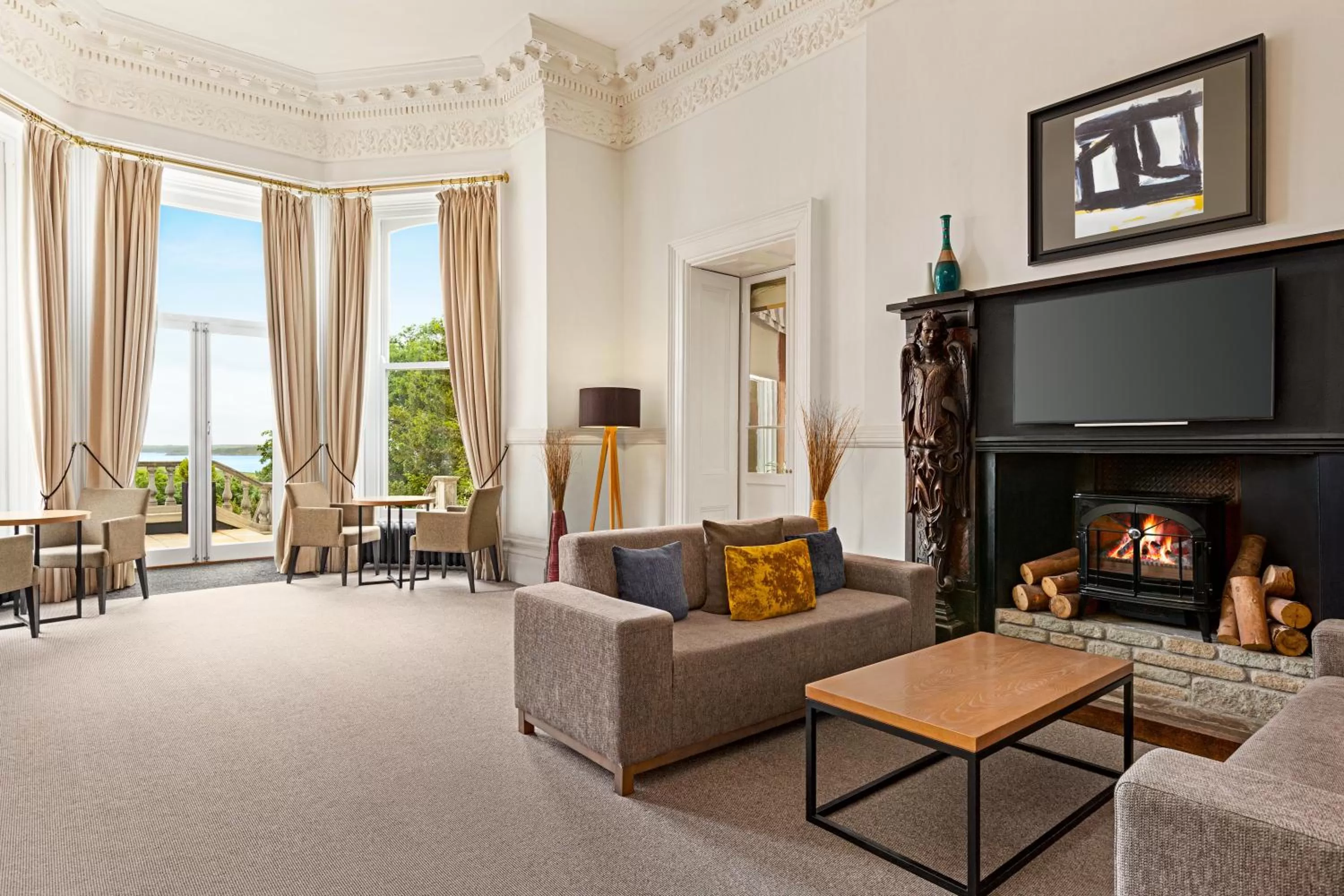 Lounge or bar in Trenython Manor Resort