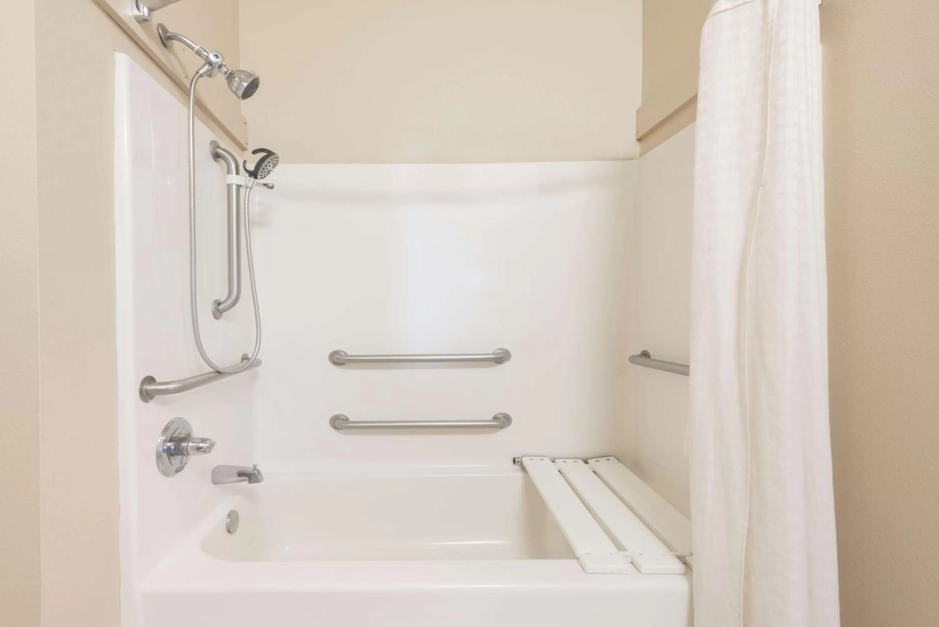 Deluxe King Room with Bath Tub - Mobility/Hearing Accessible - Non-Smoking in Super 8 by Wyndham Fort Worth North/Meacham Blvd
