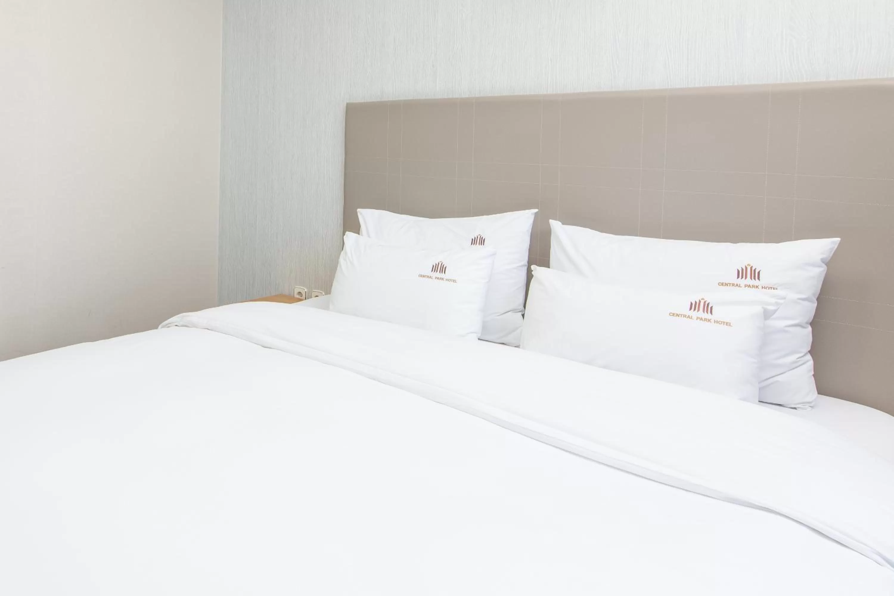 Bed in Central Park Hotel Busan