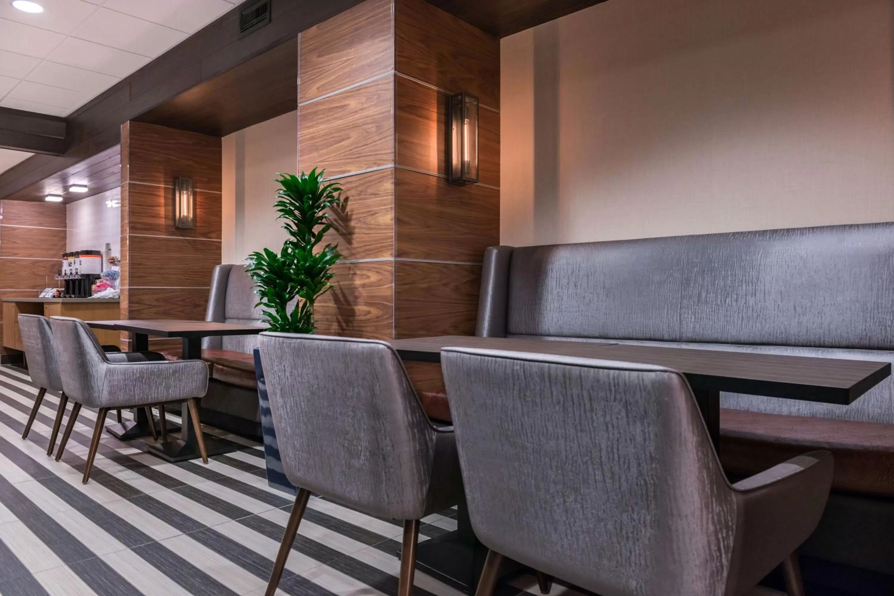 Dining area in Hampton Inn San Francisco Downtown/Convention Center