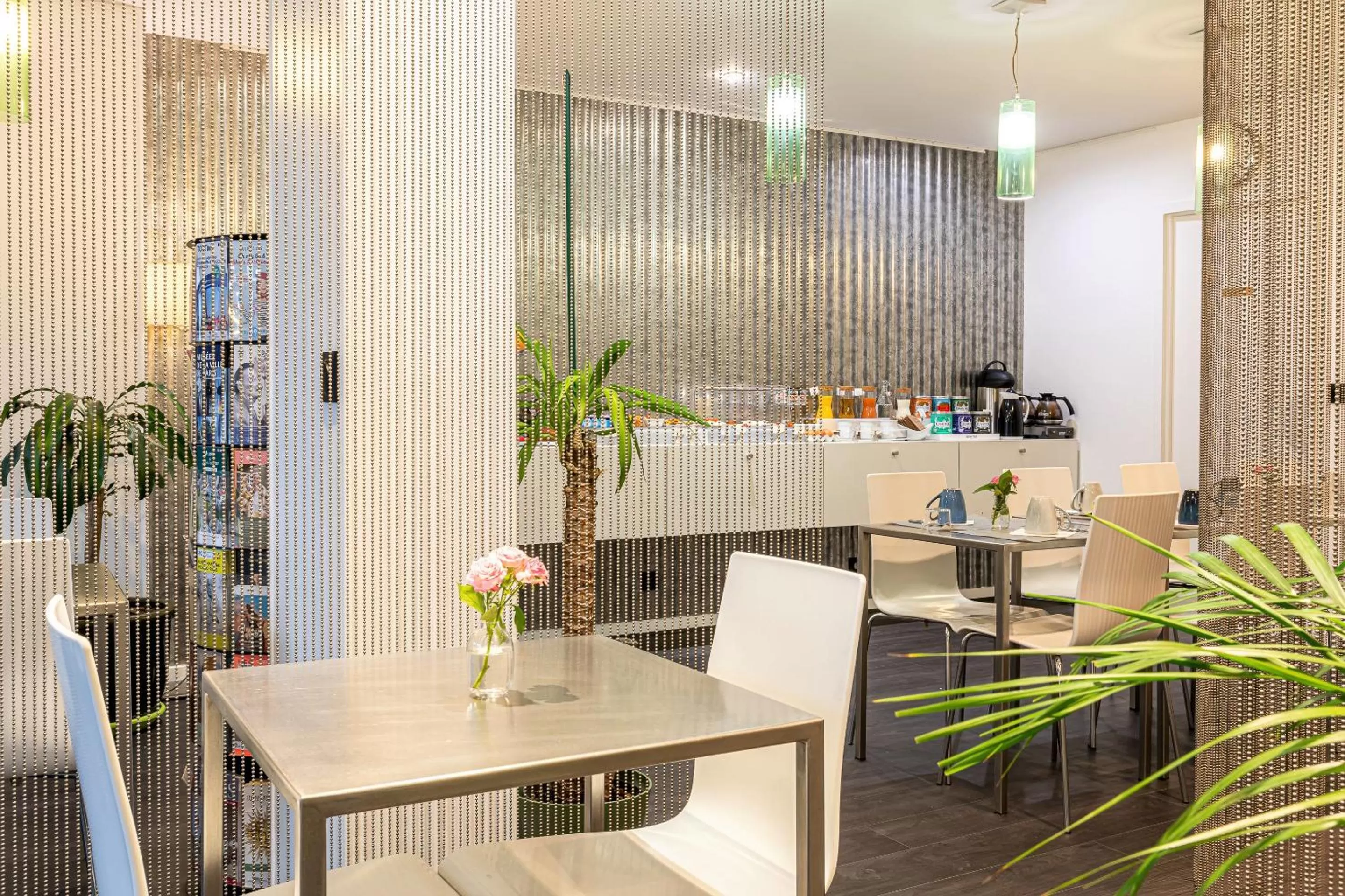 Communal lounge/ TV room in Hotel Glasgow Monceau by Patrick Hayat