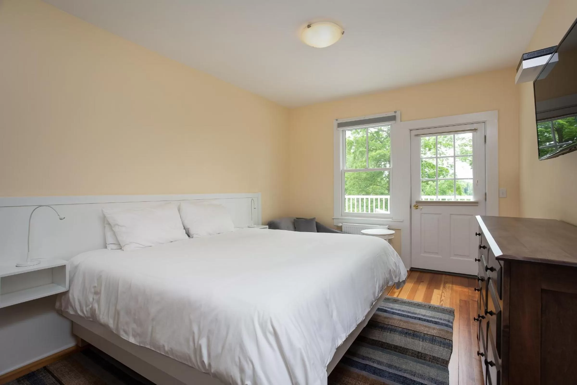 King Room with Lake View in Lakehouse Inn