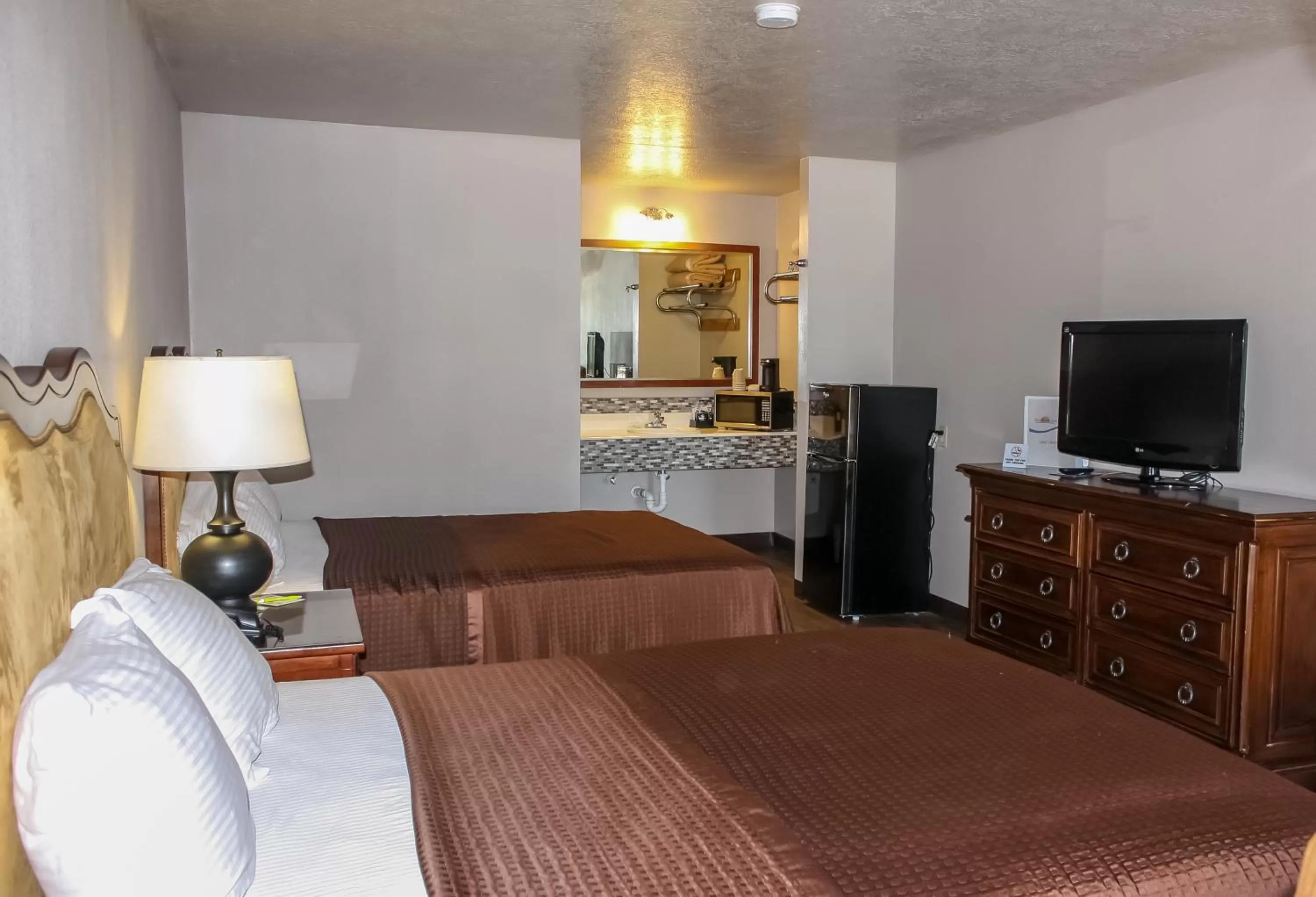 Photo of the whole room, Bed in Rayburn Inn