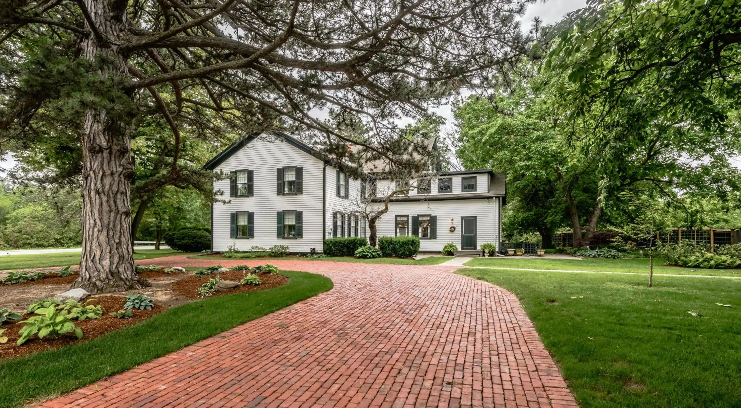 Property building in Woodbourne Inn