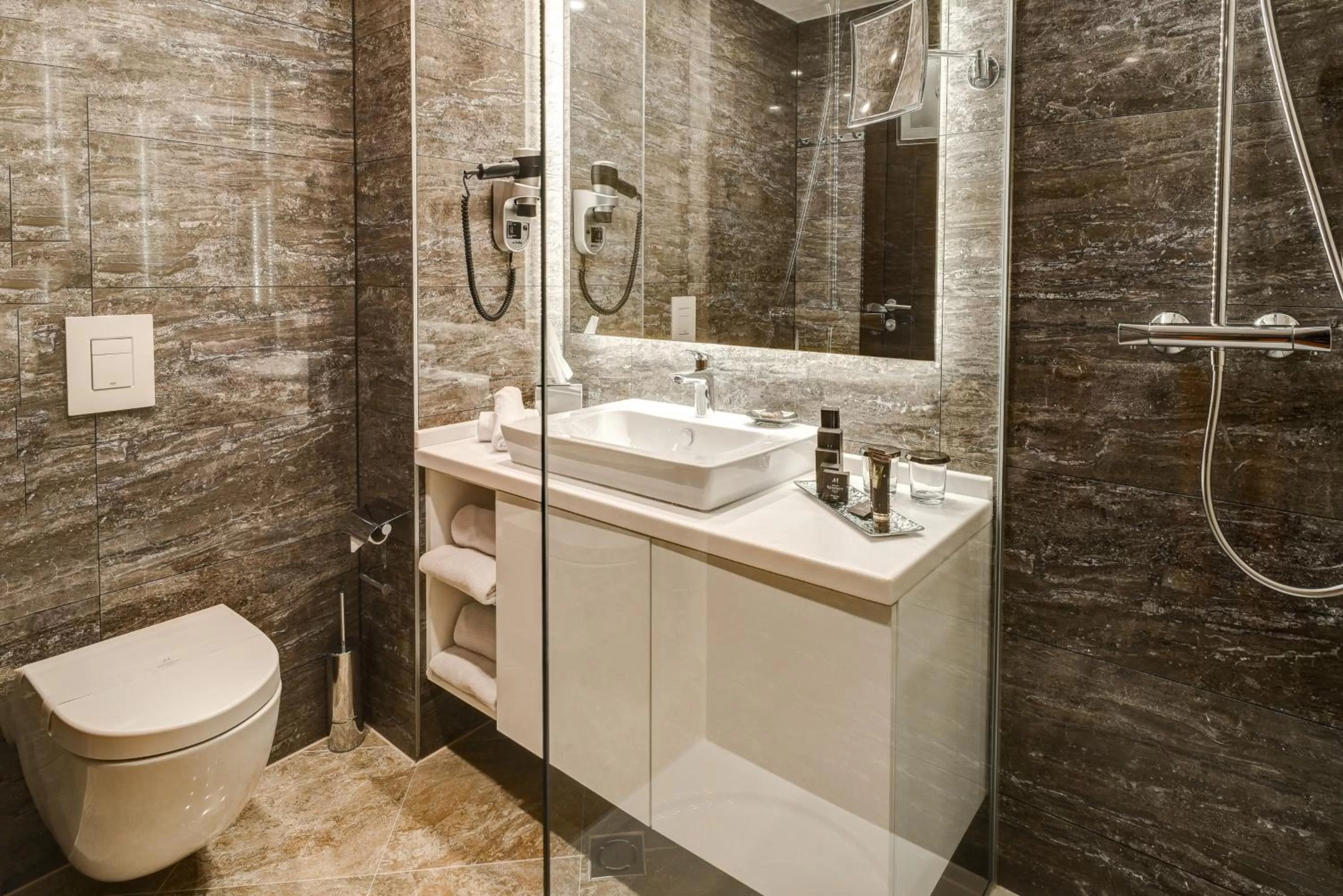 Toilet in Malak Regency Hotel