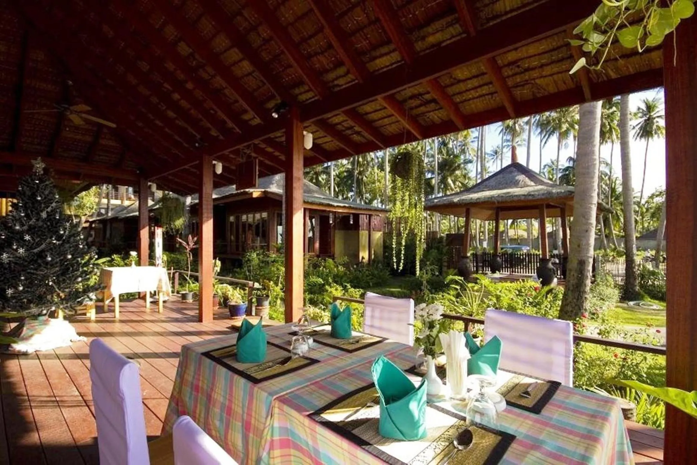 Restaurant/places to eat in Lipa Bay Resort