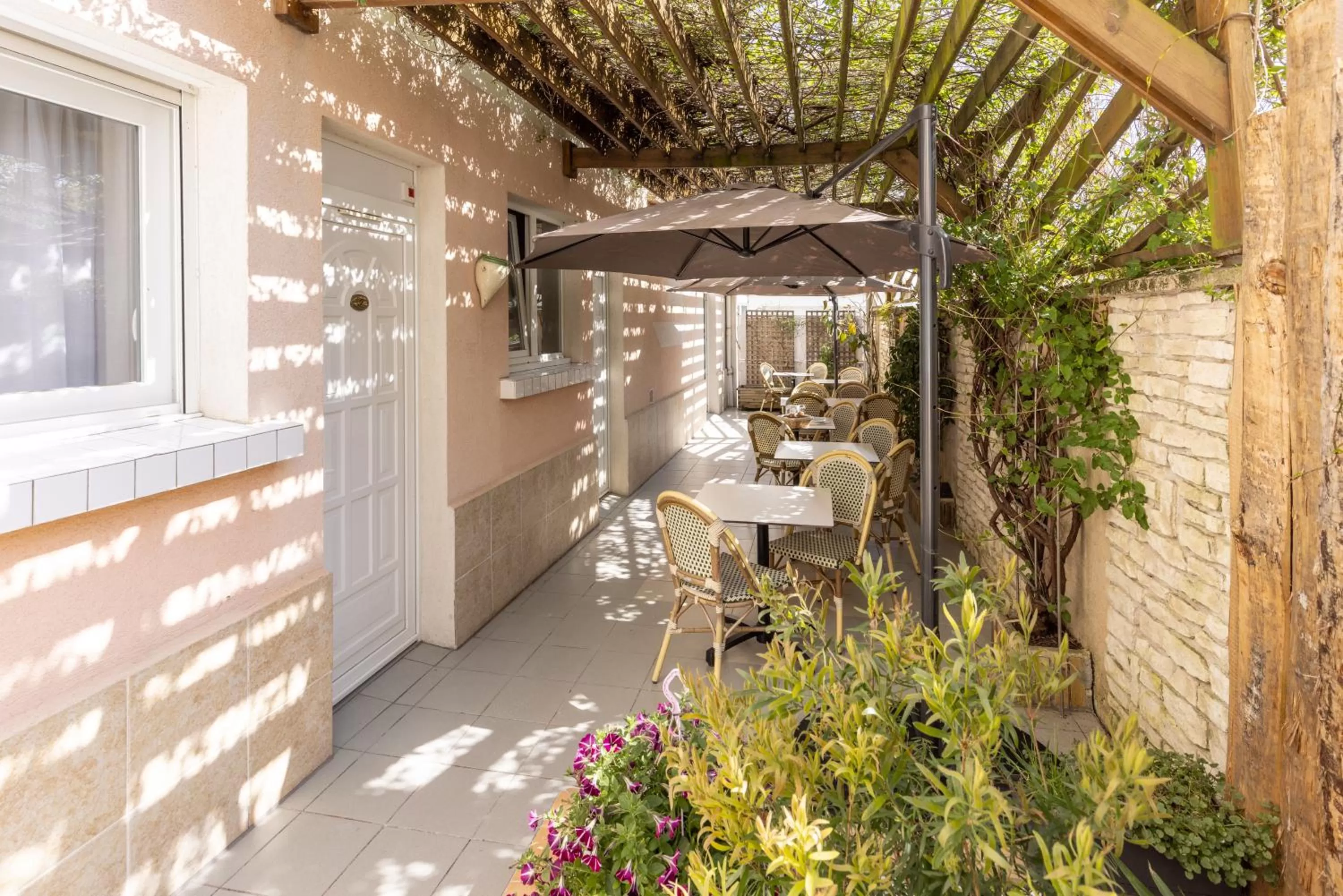 Patio in Logis Hôtel Rêve de Sable