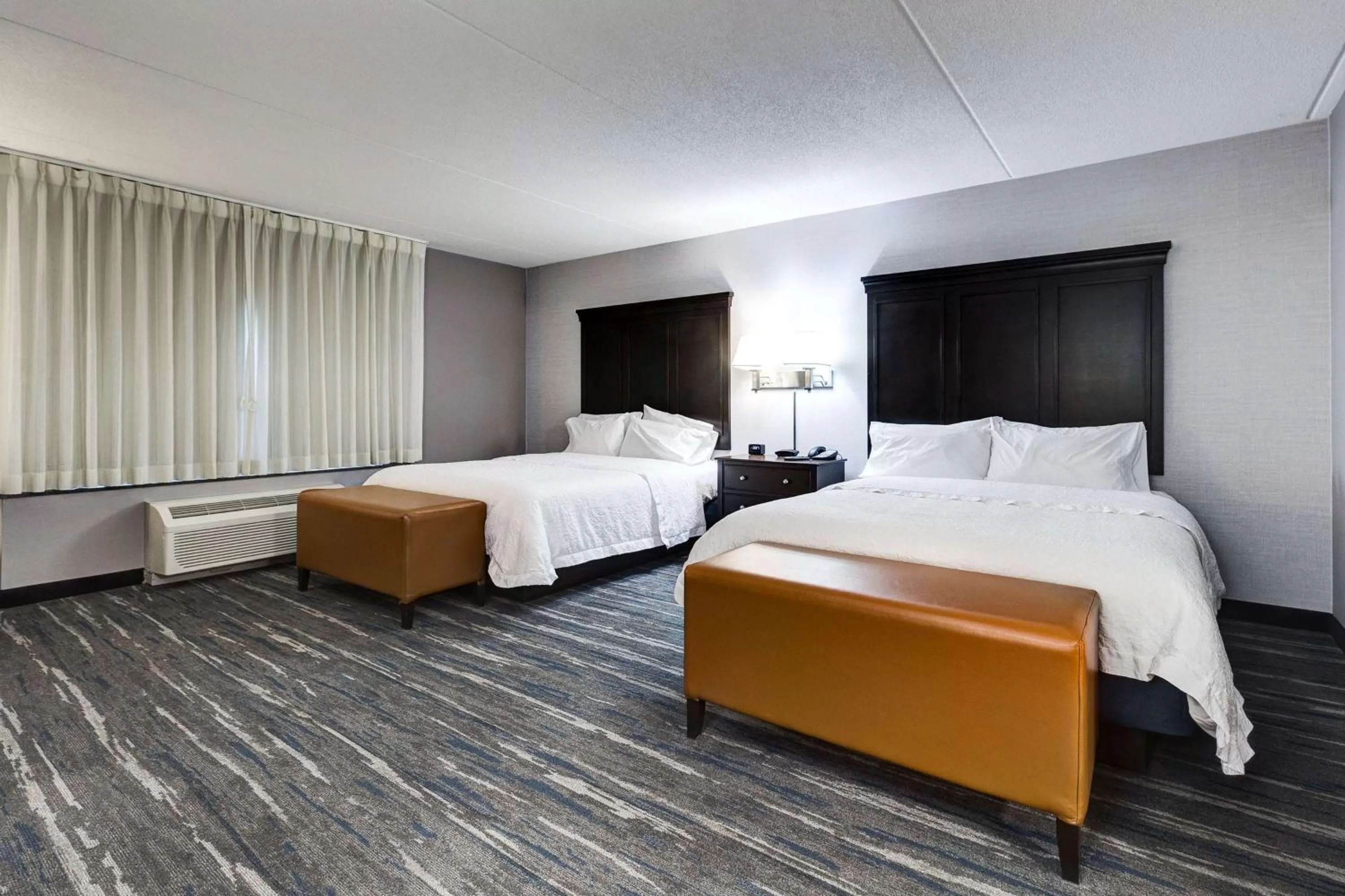 Bed in Hampton Inn & Suites by Hilton Brantford