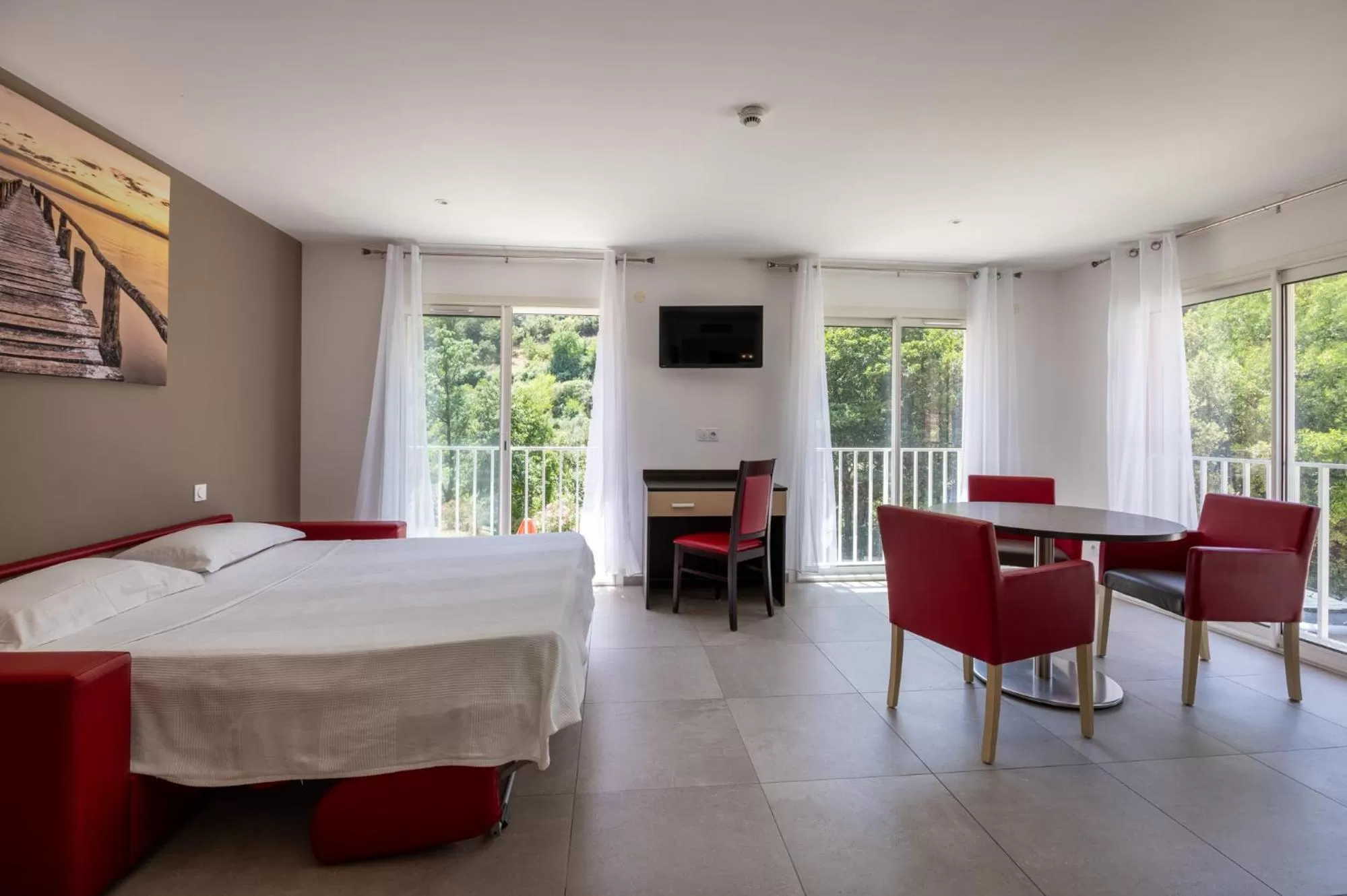 Communal lounge/ TV room, Bed in The Originals City, Hôtel Les Bastides du Gapeau