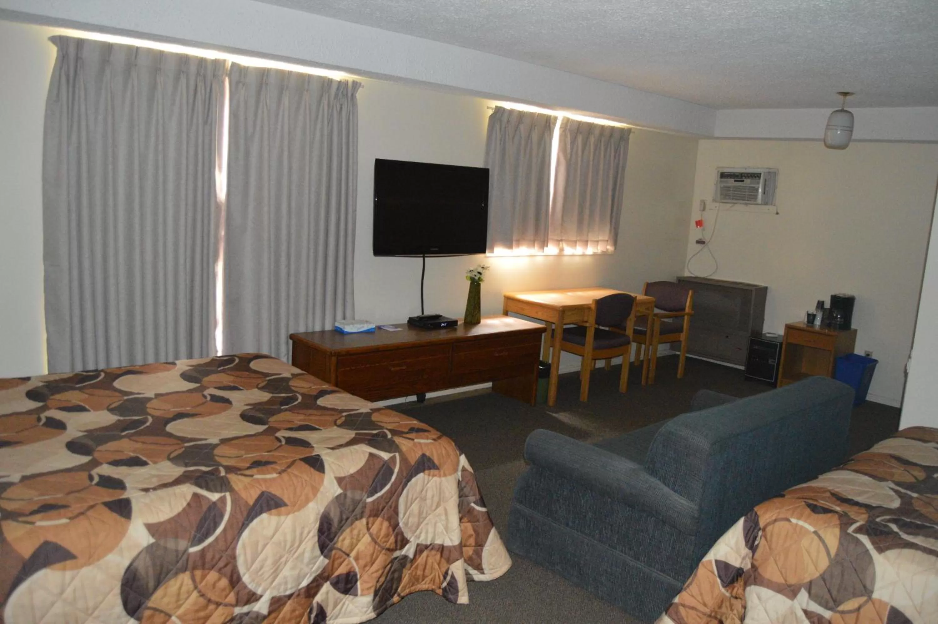 TV/Entertainment Center in Wheel Inn Motel