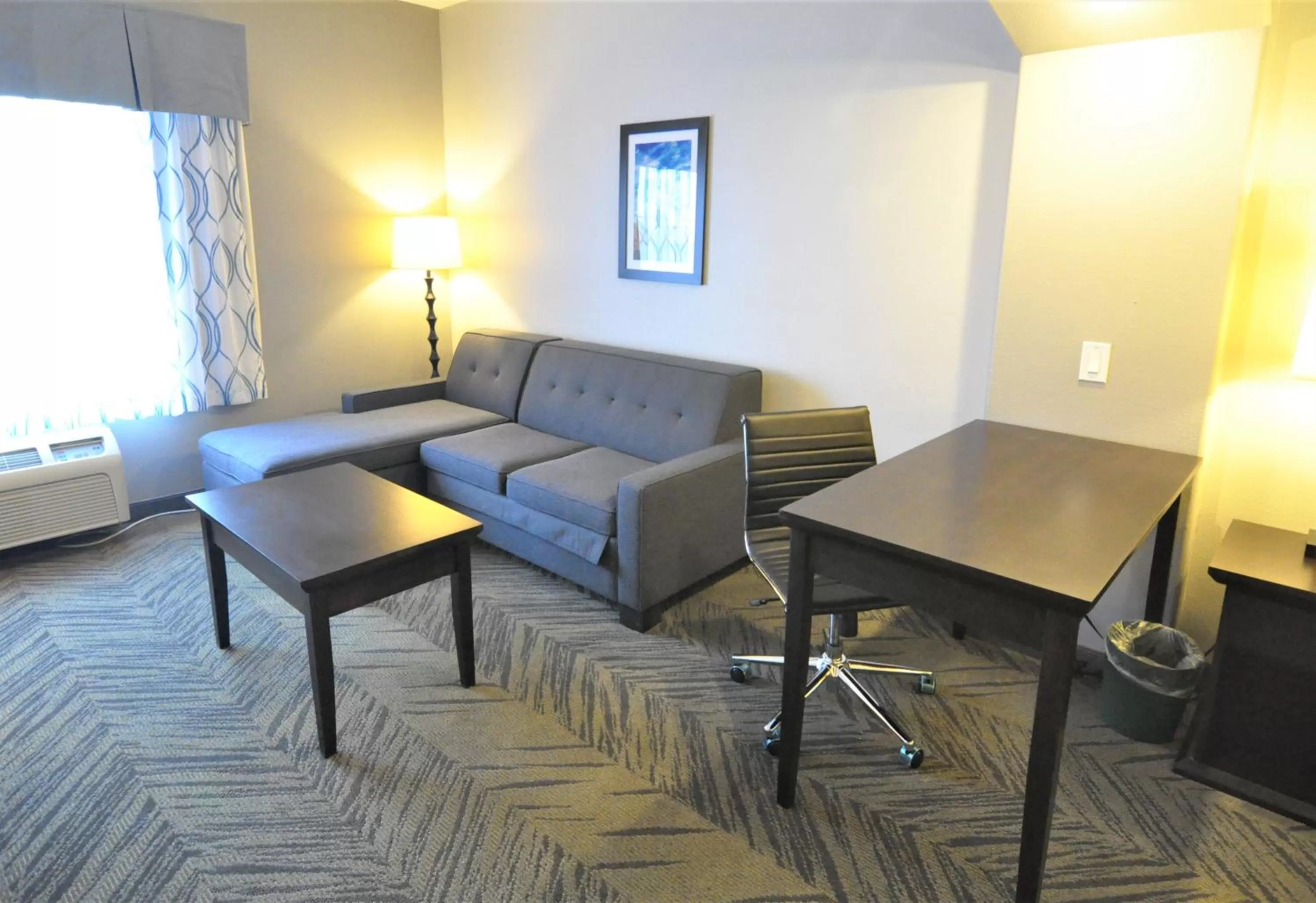 Living room in La Quinta by Wyndham Brookshire West Katy