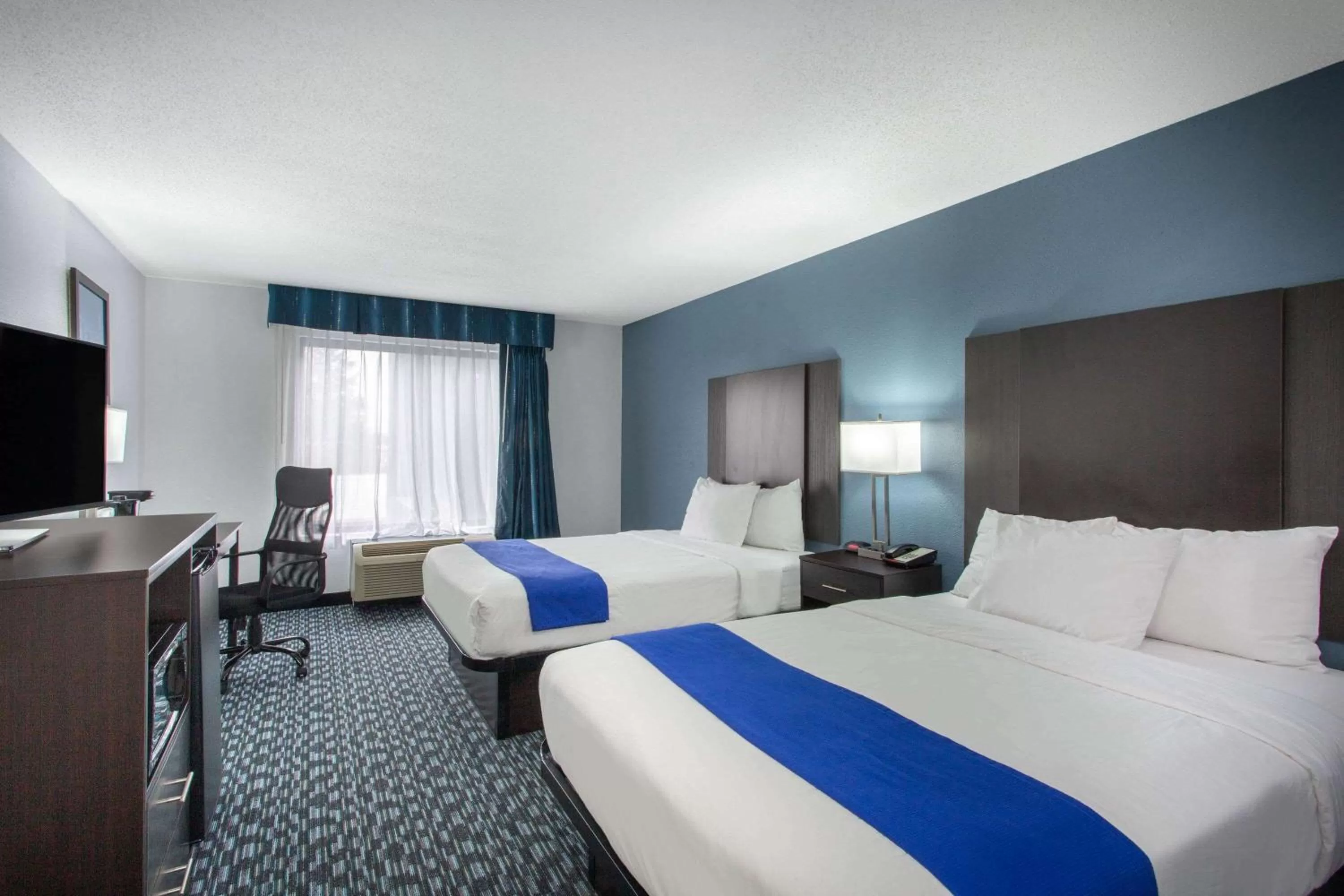Photo of the whole room, Bed in University Inn & Suites