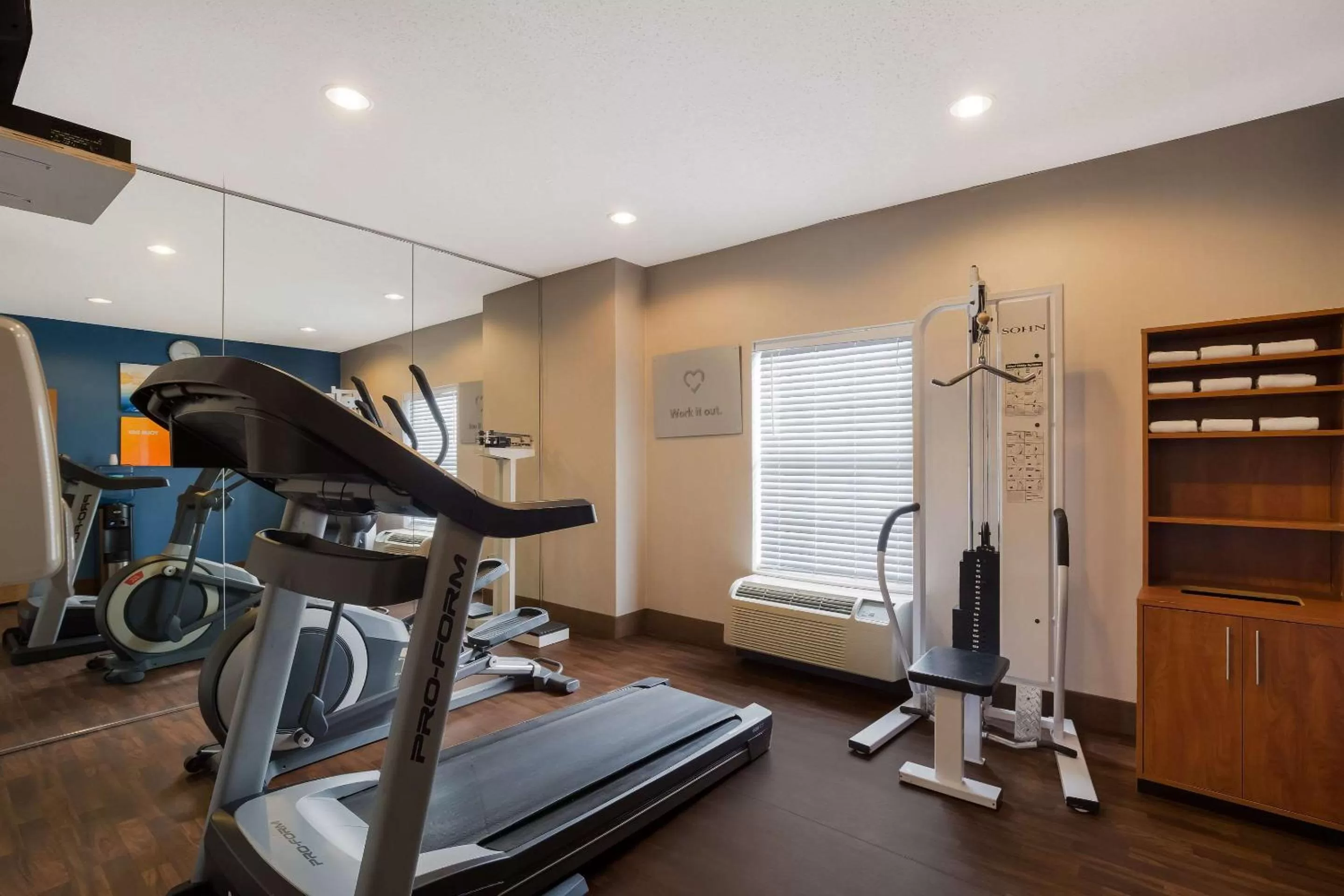Fitness centre/facilities in Comfort Suites Near University