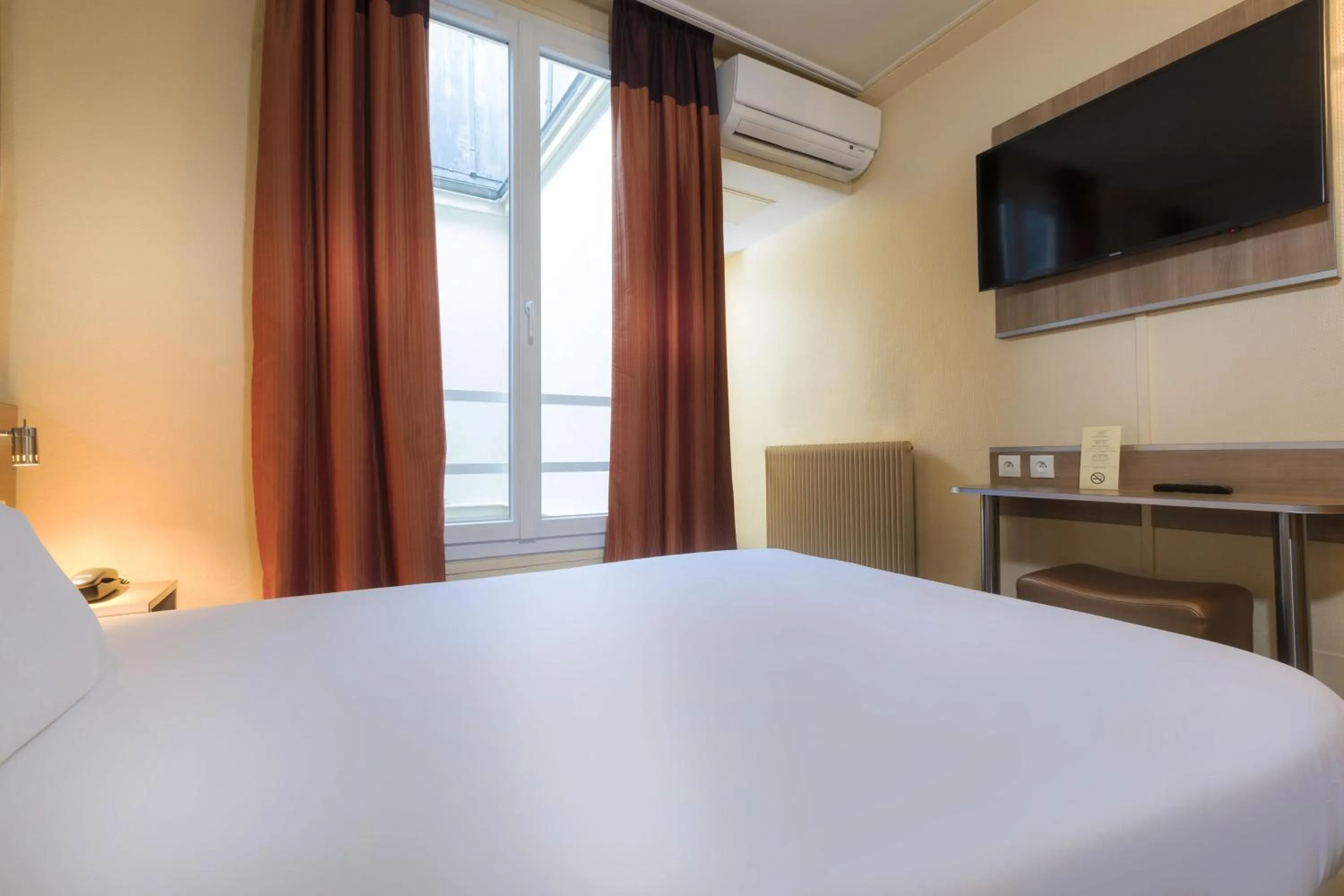 Bedroom, Bed in Hôtel de France Quartier Latin