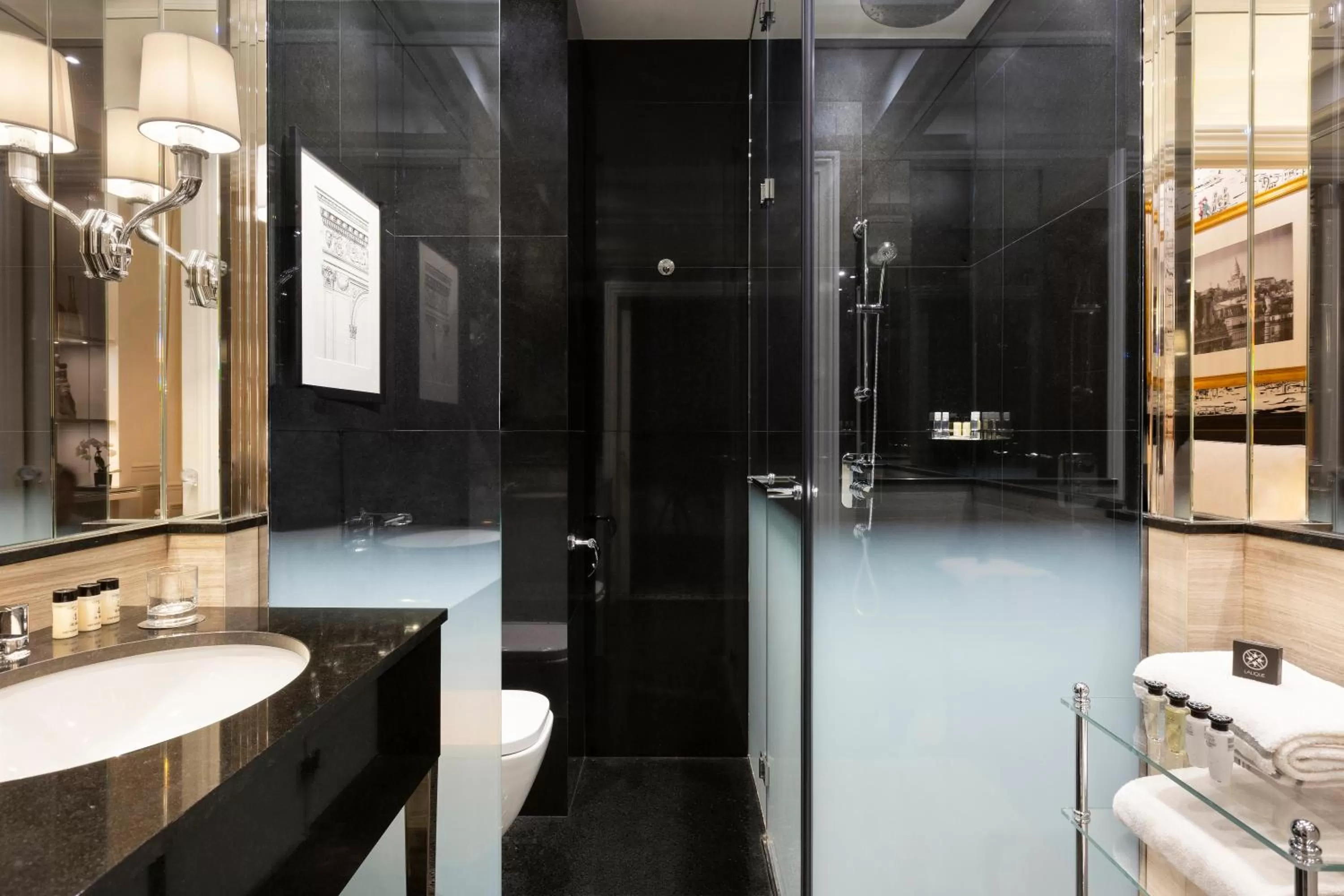 Shower in Hôtel Keppler