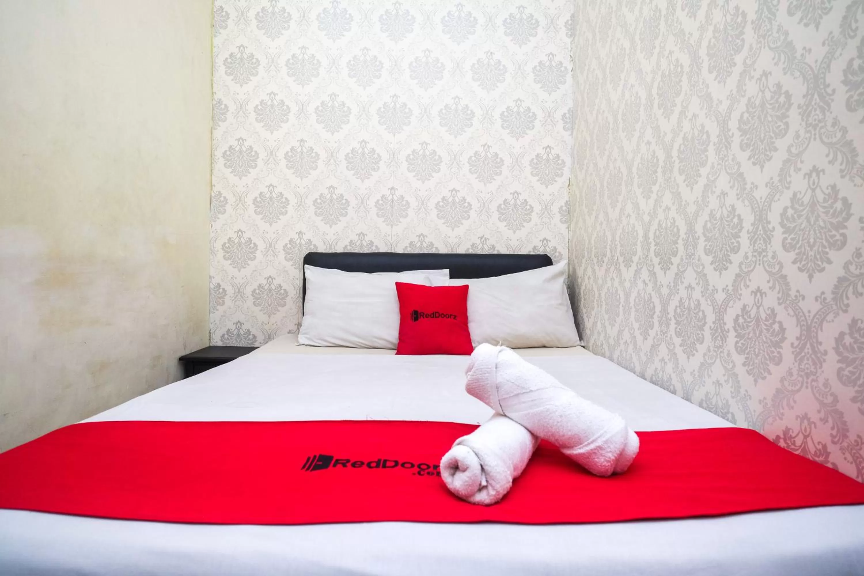 Bedroom, Bed in RedDoorz at Mamagayo Inn Yogyakarta