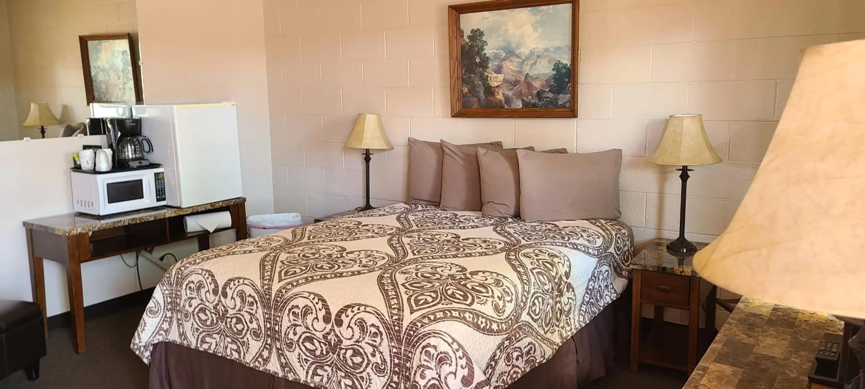 Bedroom, Bed in Red Rock Motel and Dam Motel